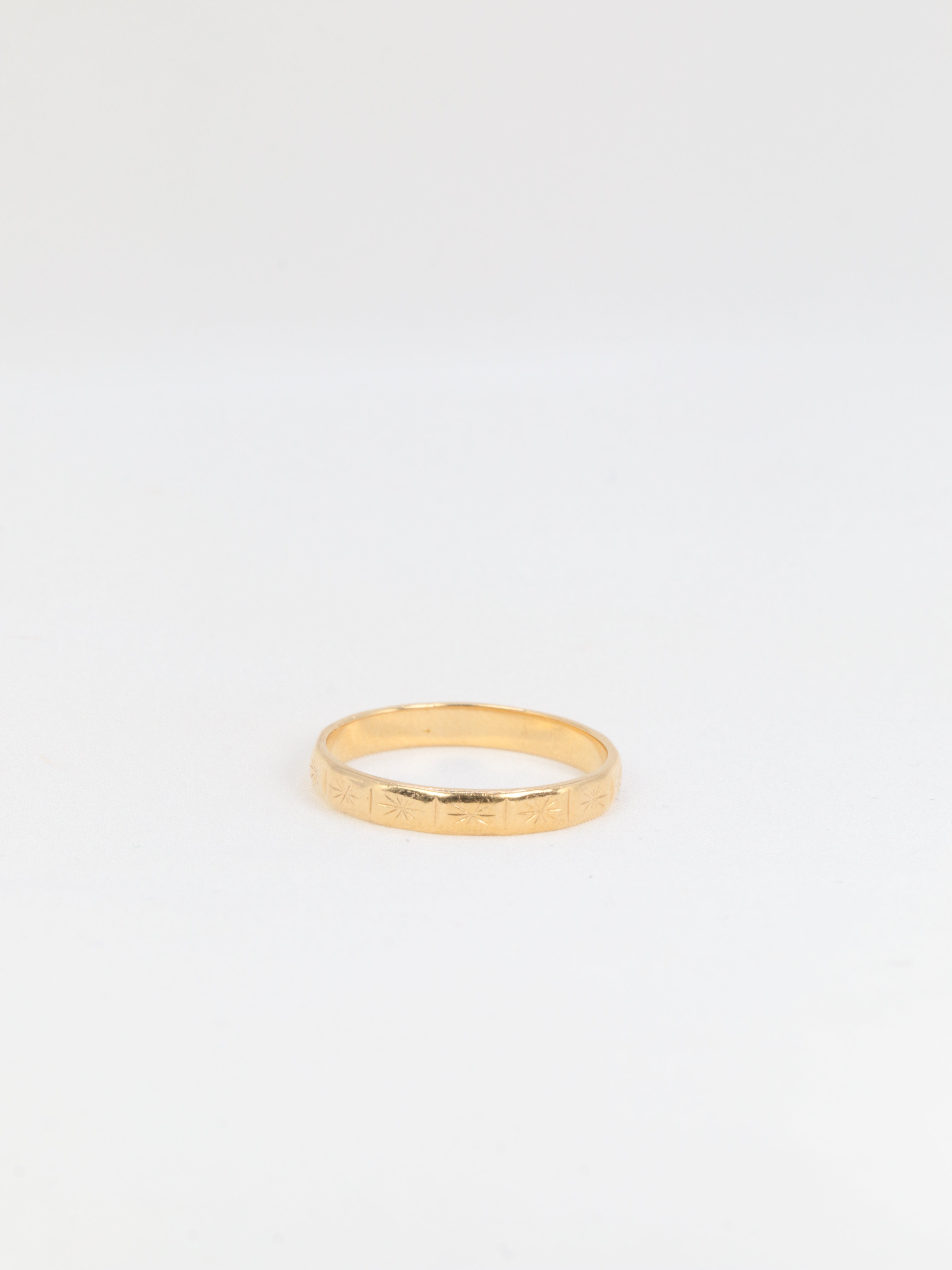 Alliance vintage en or ciselé de petites croix