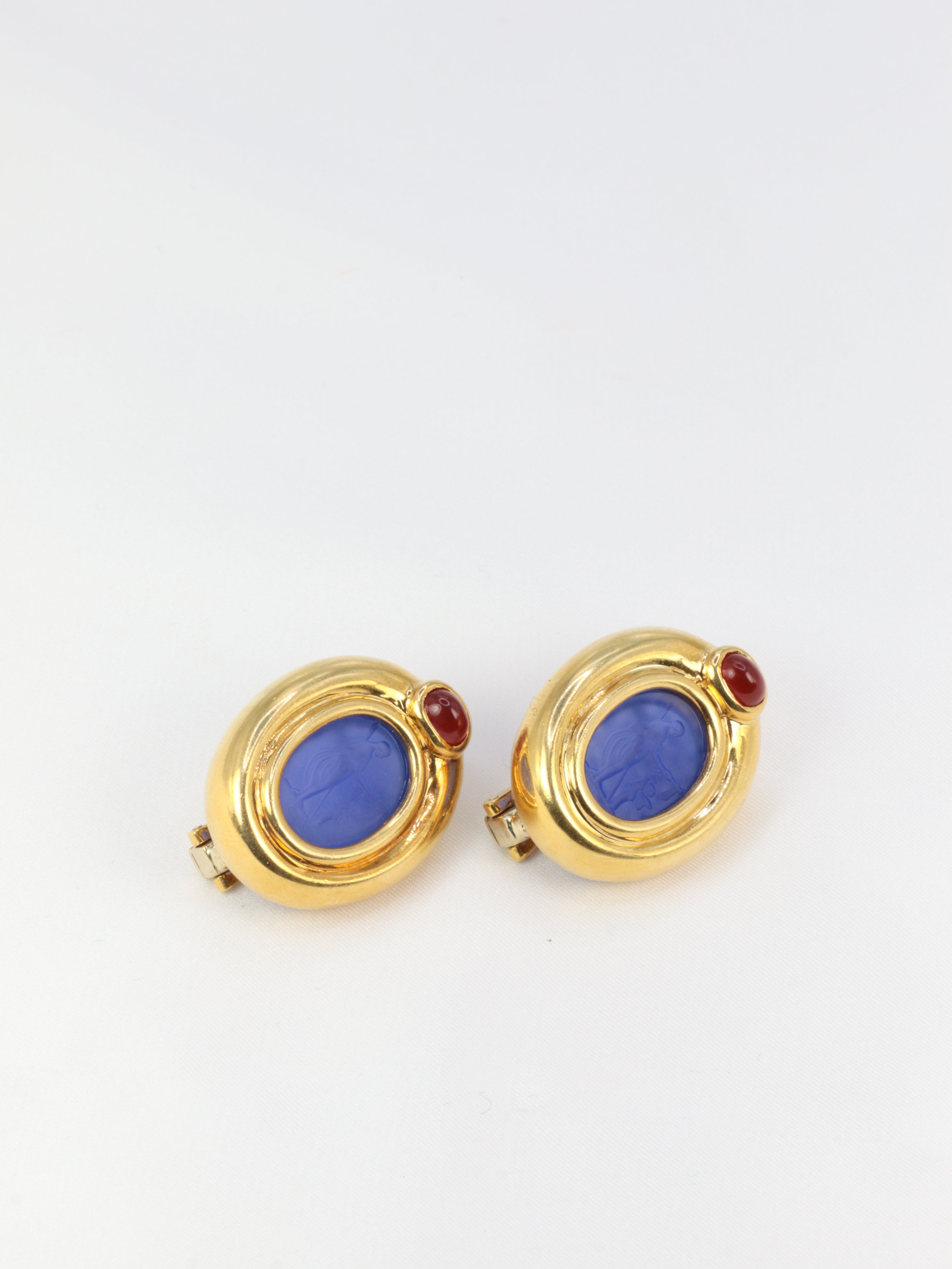 Clips d’oreilles vintage en or, intaille en verre bleu et cornaline