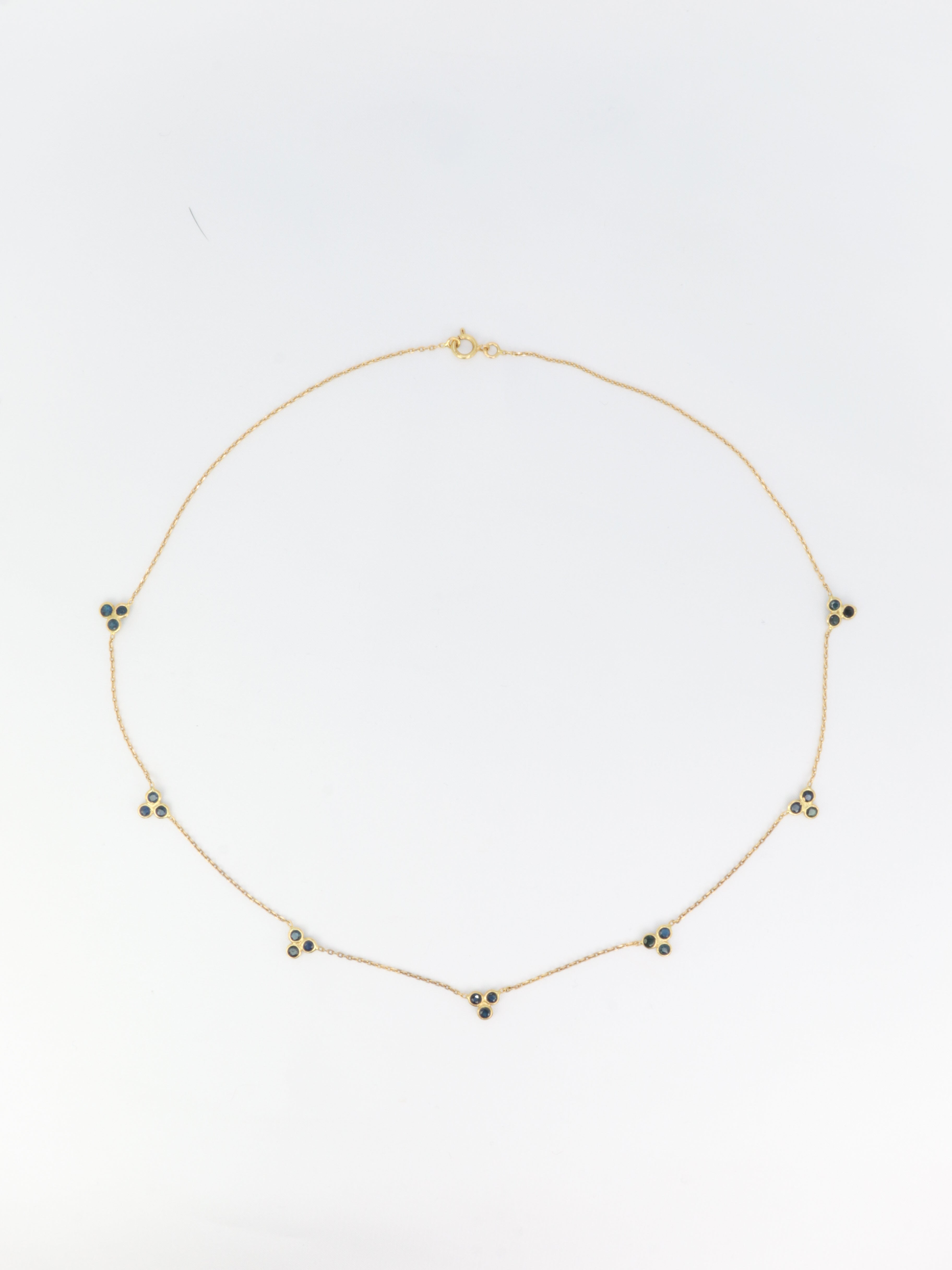 Collier chaîne vintage en or jaune et motifs saphirs bleus