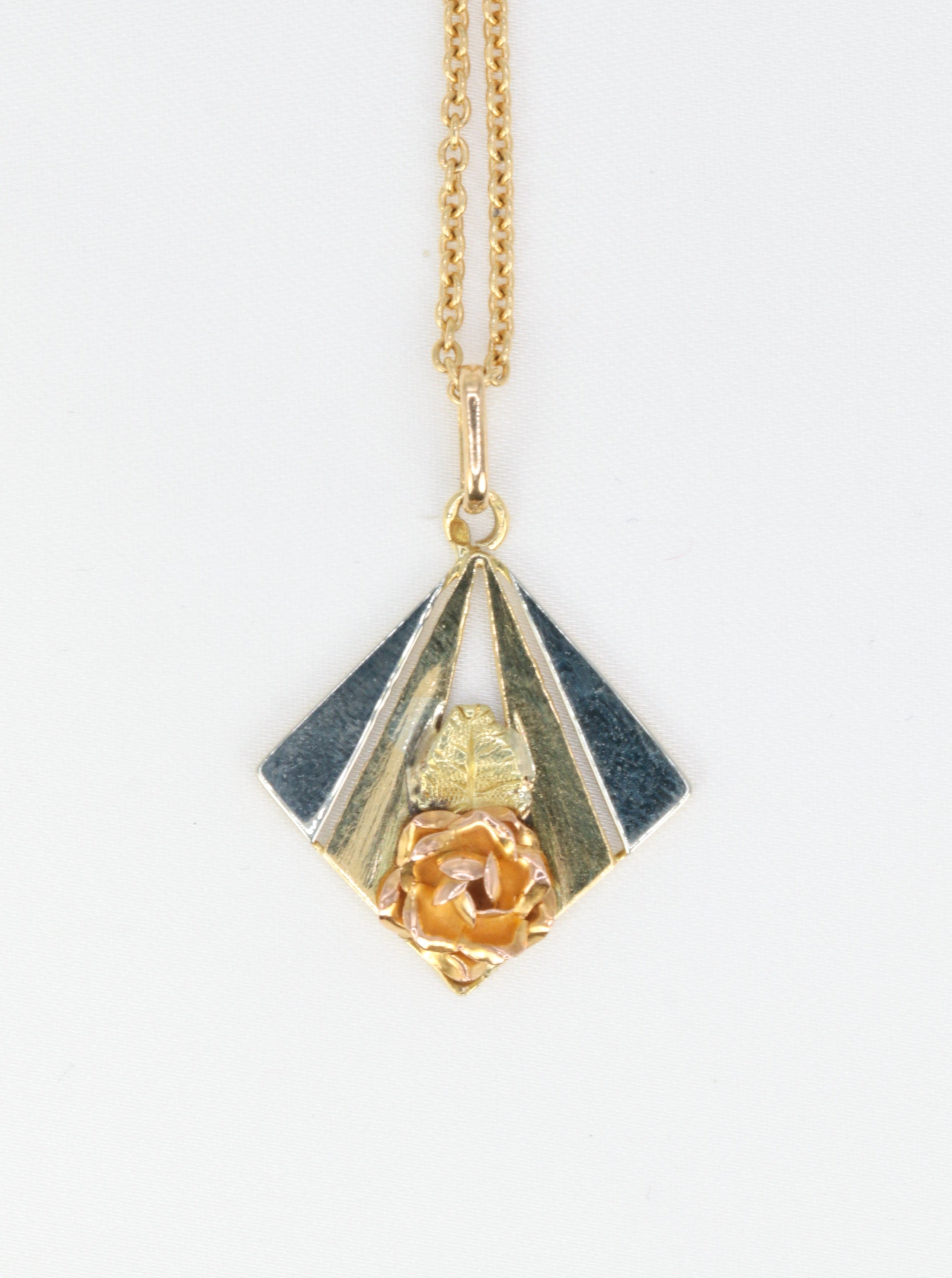 Art-Deco Gold Pendant Figuring a Rose