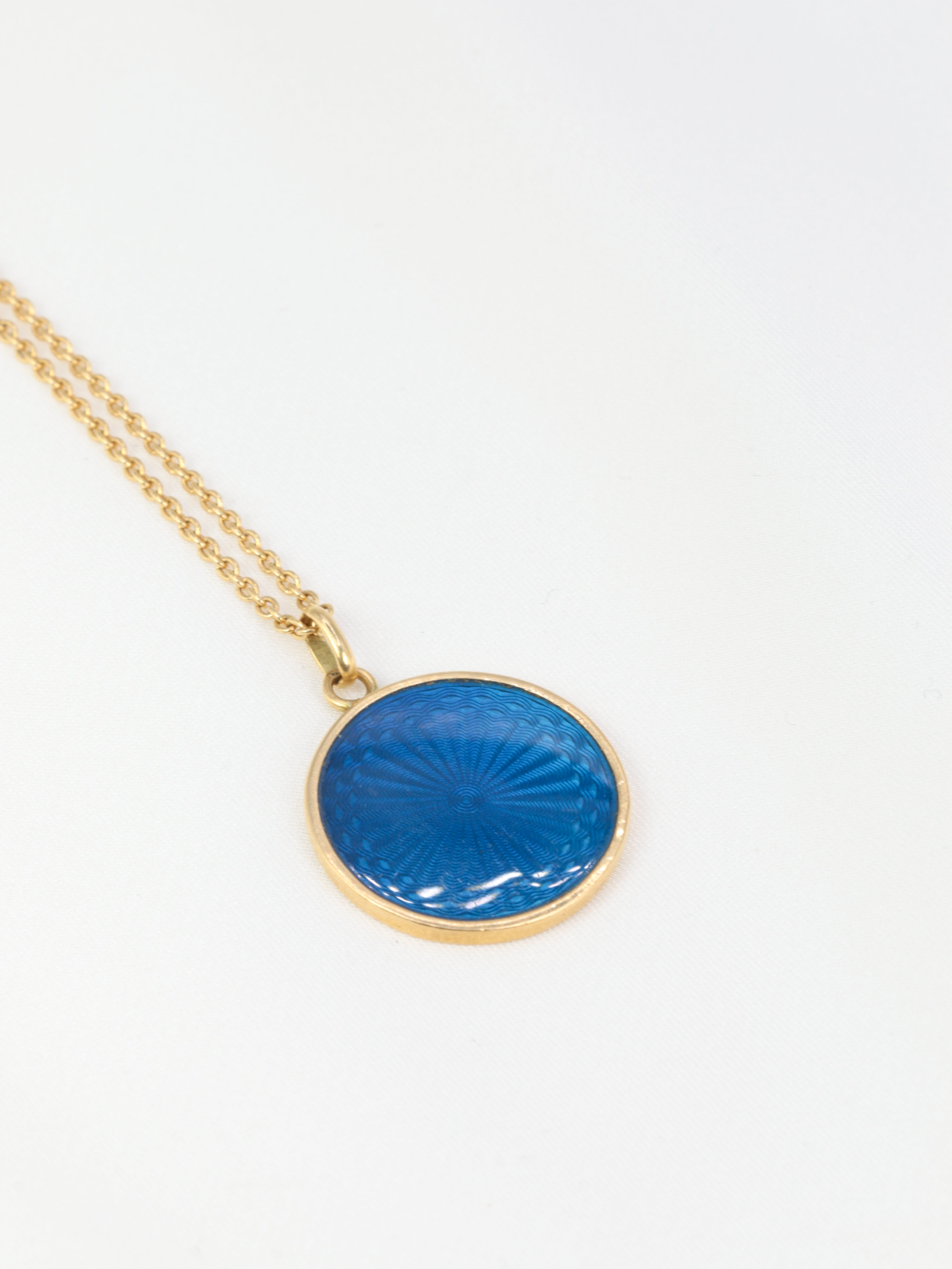Pendentif médaille vintage en or et émail bleu