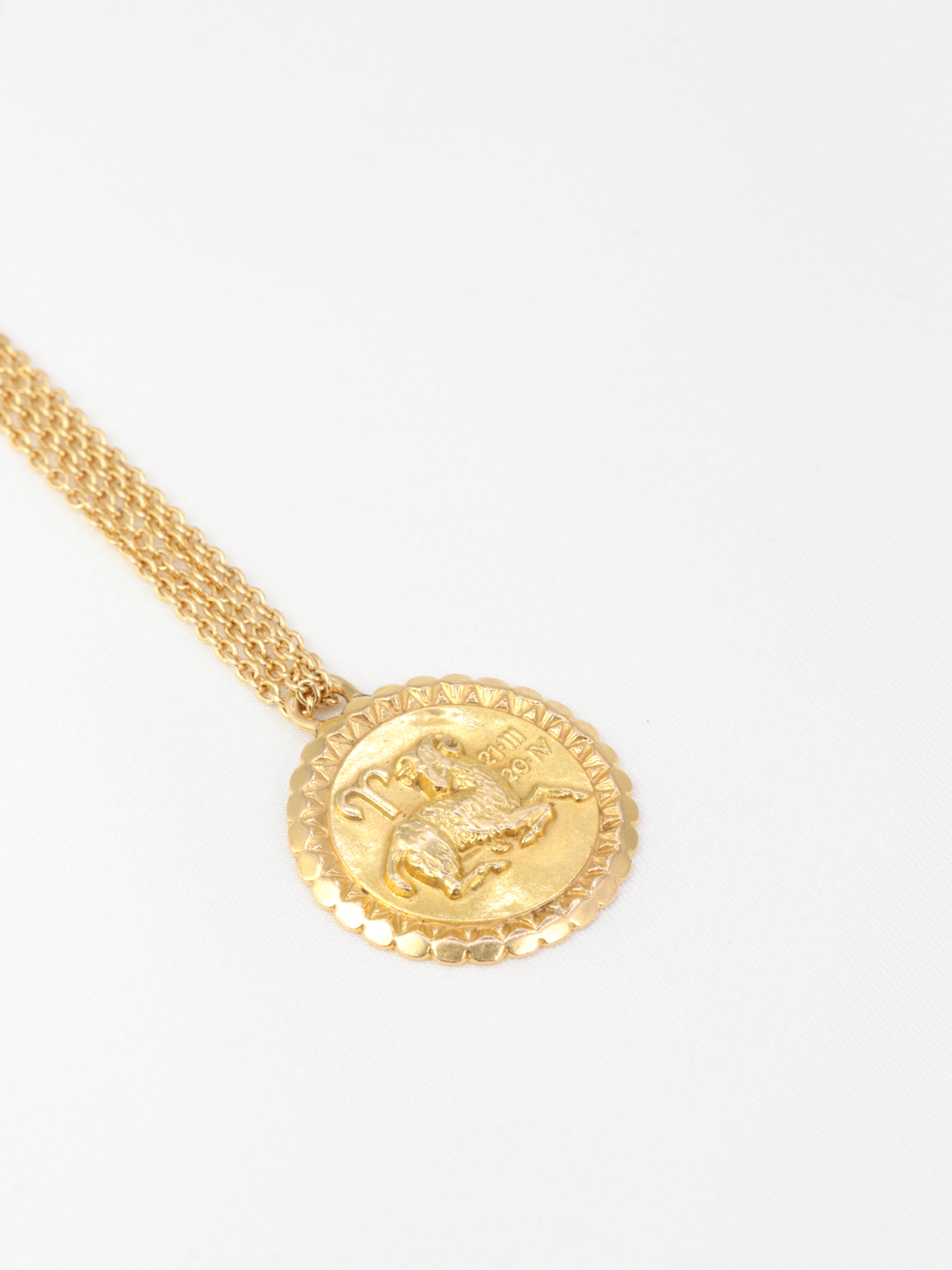 Vintage ram medal pendant in yellow gold