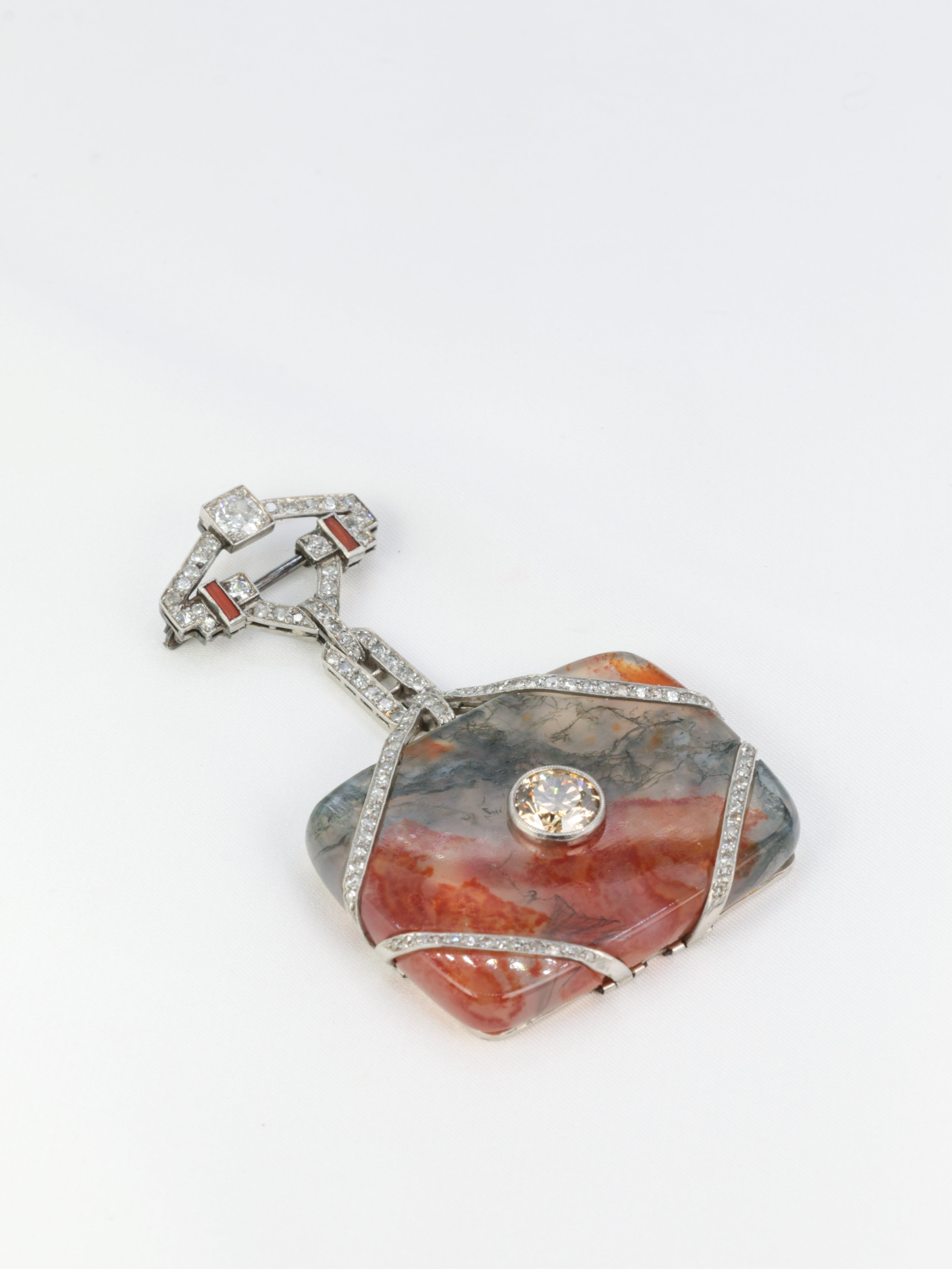 Broche Art-Déco en or, agate, corail et diamants