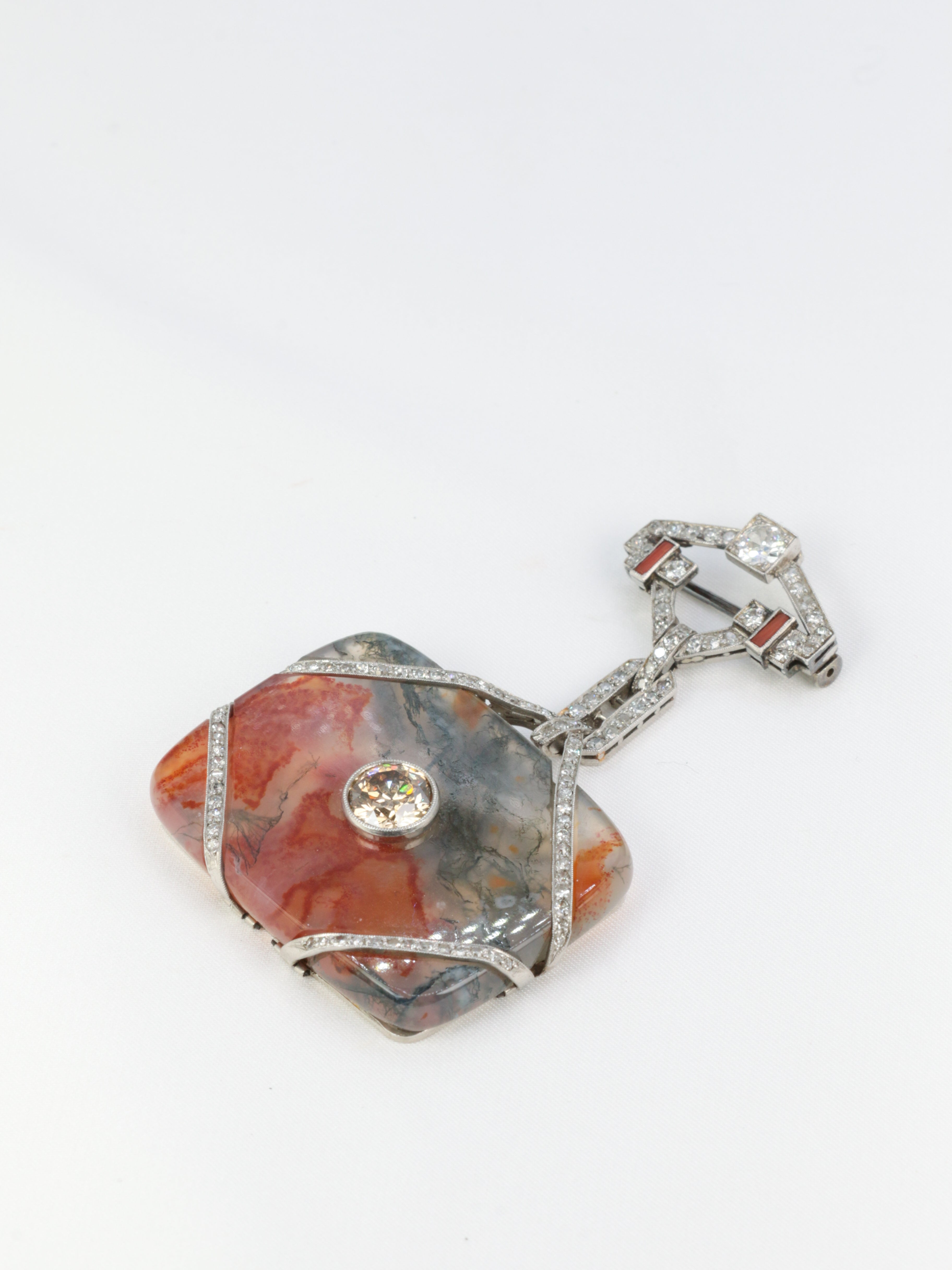 Broche Art-Déco en or, agate, corail et diamants