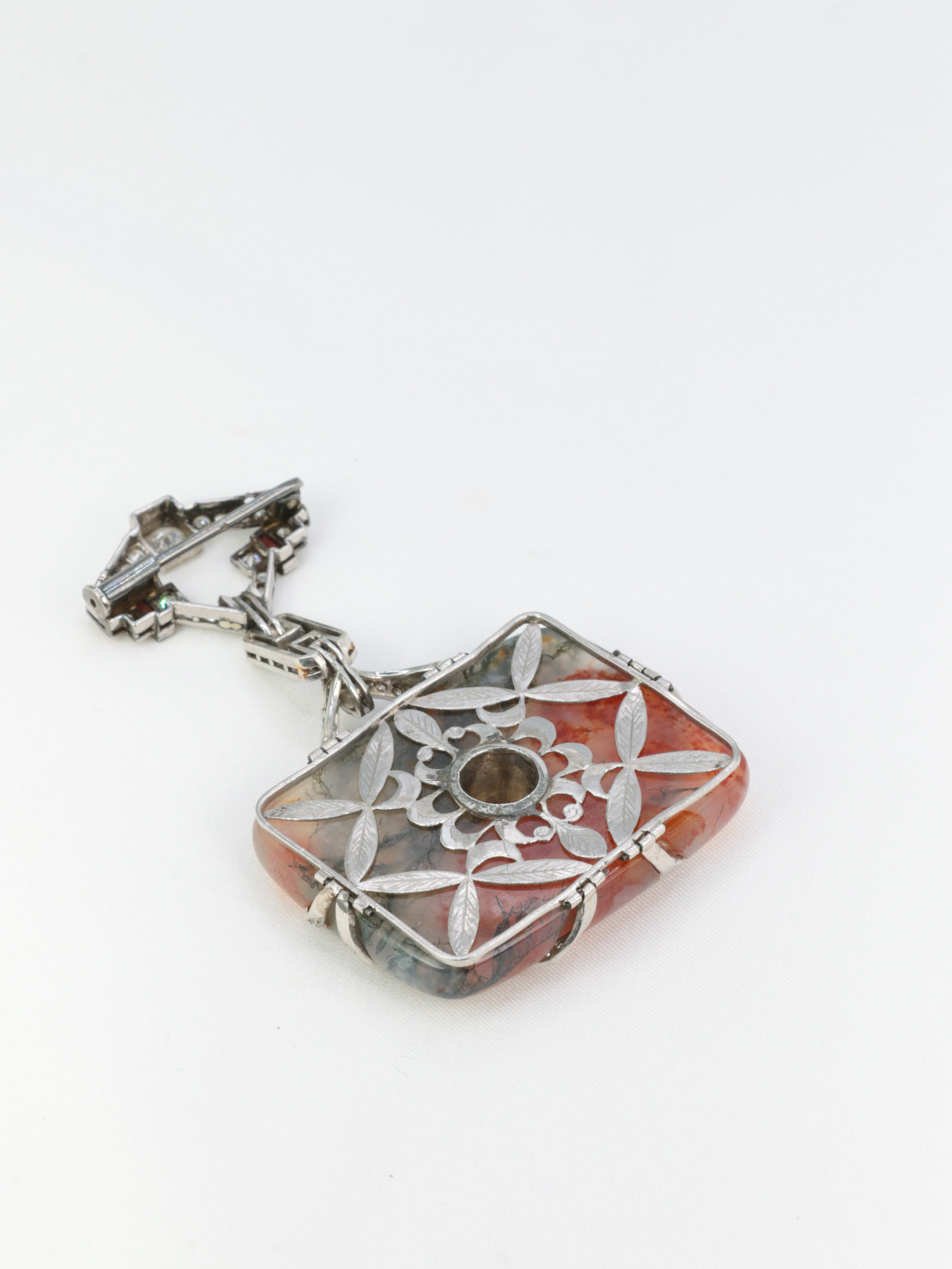 Broche Art-Déco en or, agate, corail et diamants