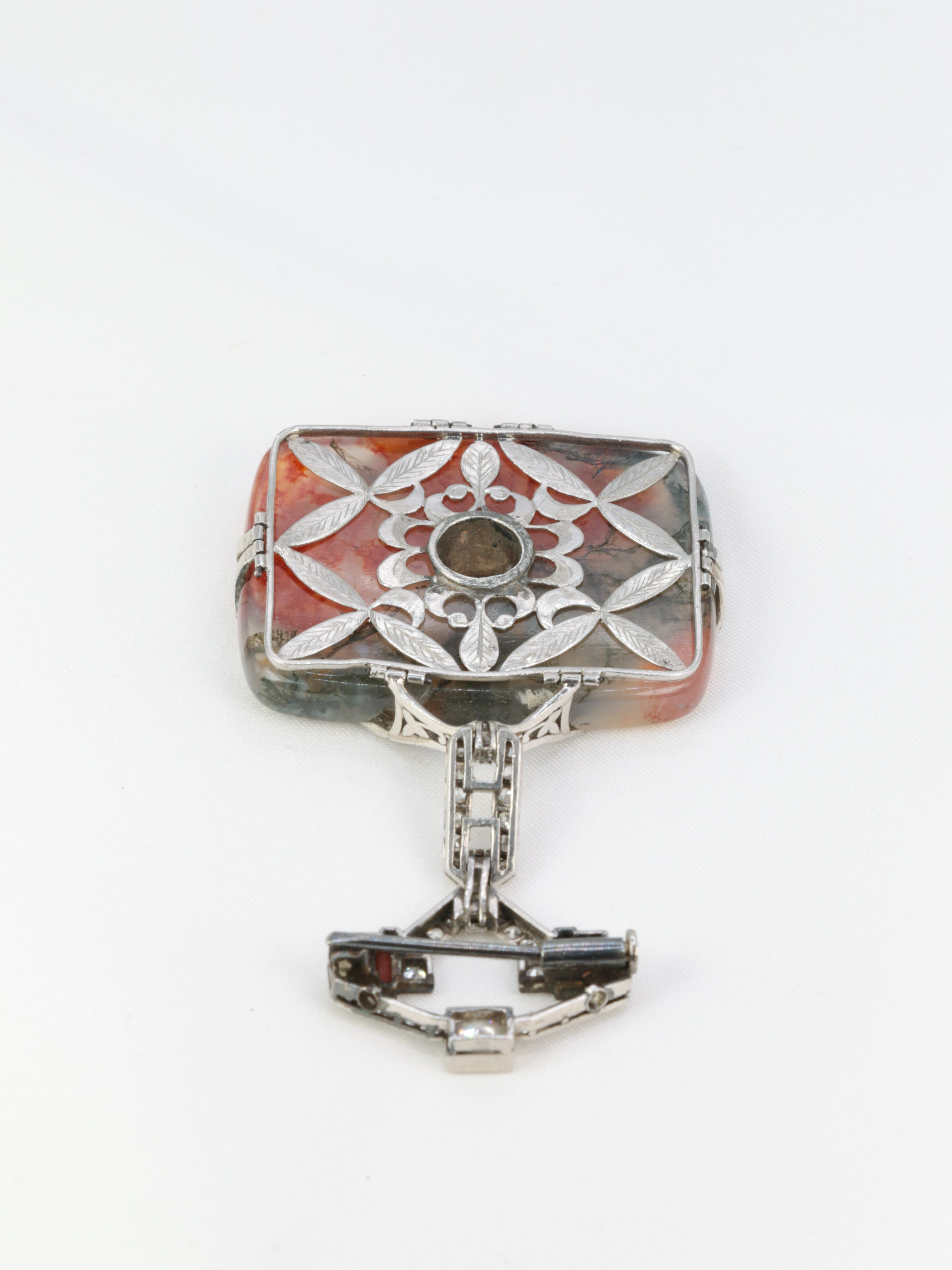 Broche Art-Déco en or, agate, corail et diamants