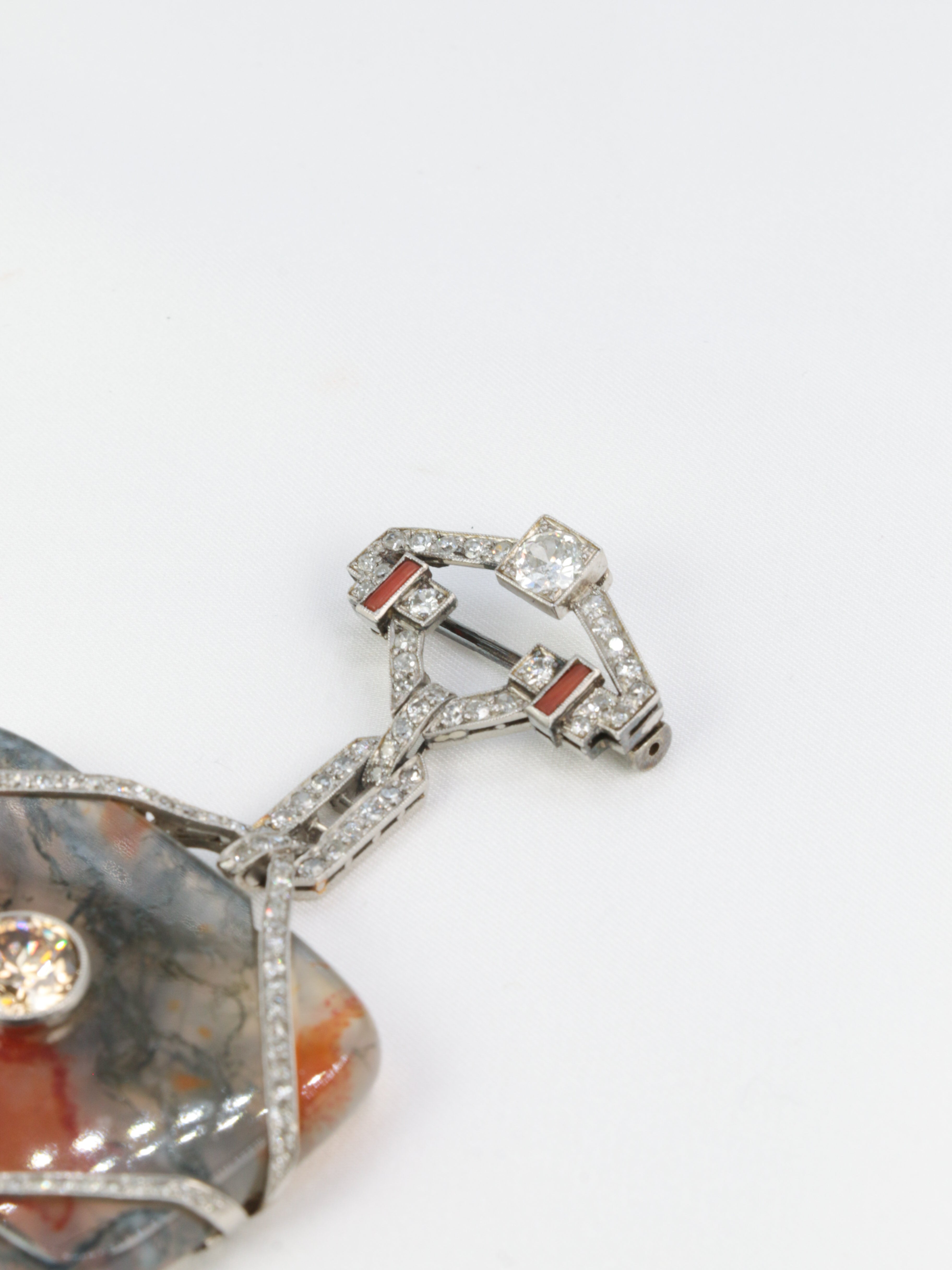 Broche Art-Déco en or, agate, corail et diamants