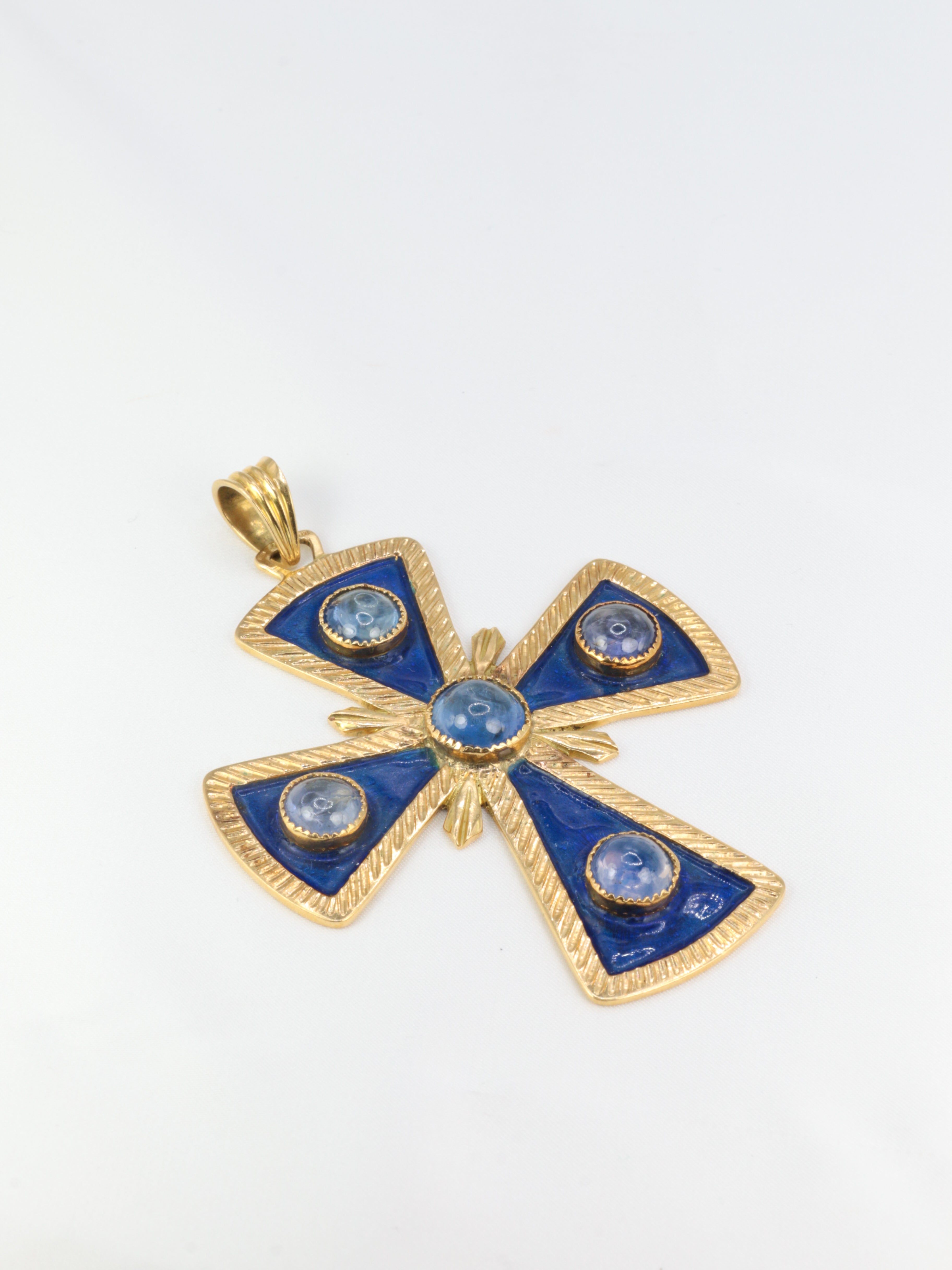 Pendentif croix pectorale or jaune émail cabochons de saphirs