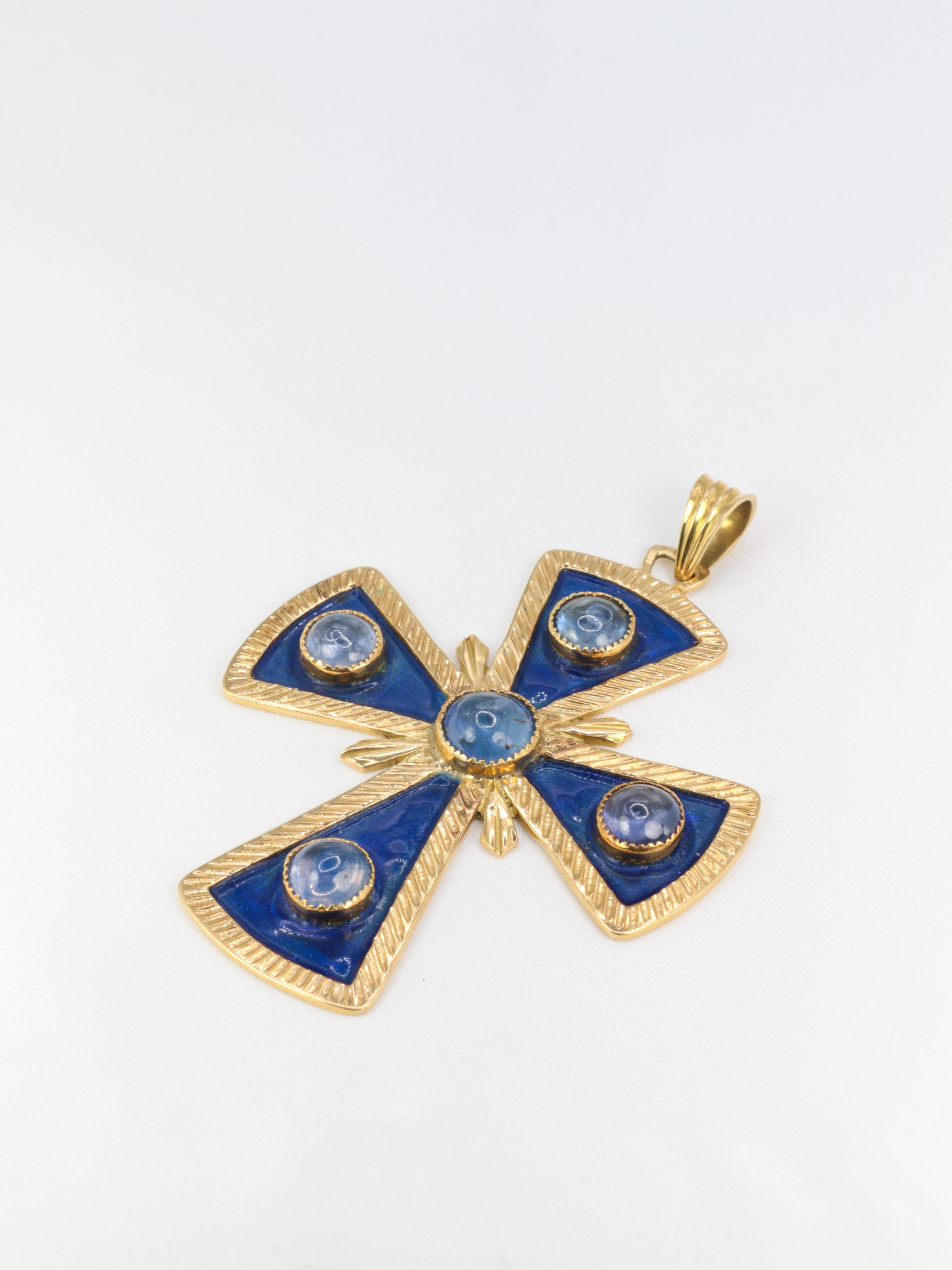 Pendentif croix pectorale or jaune émail cabochons de saphirs