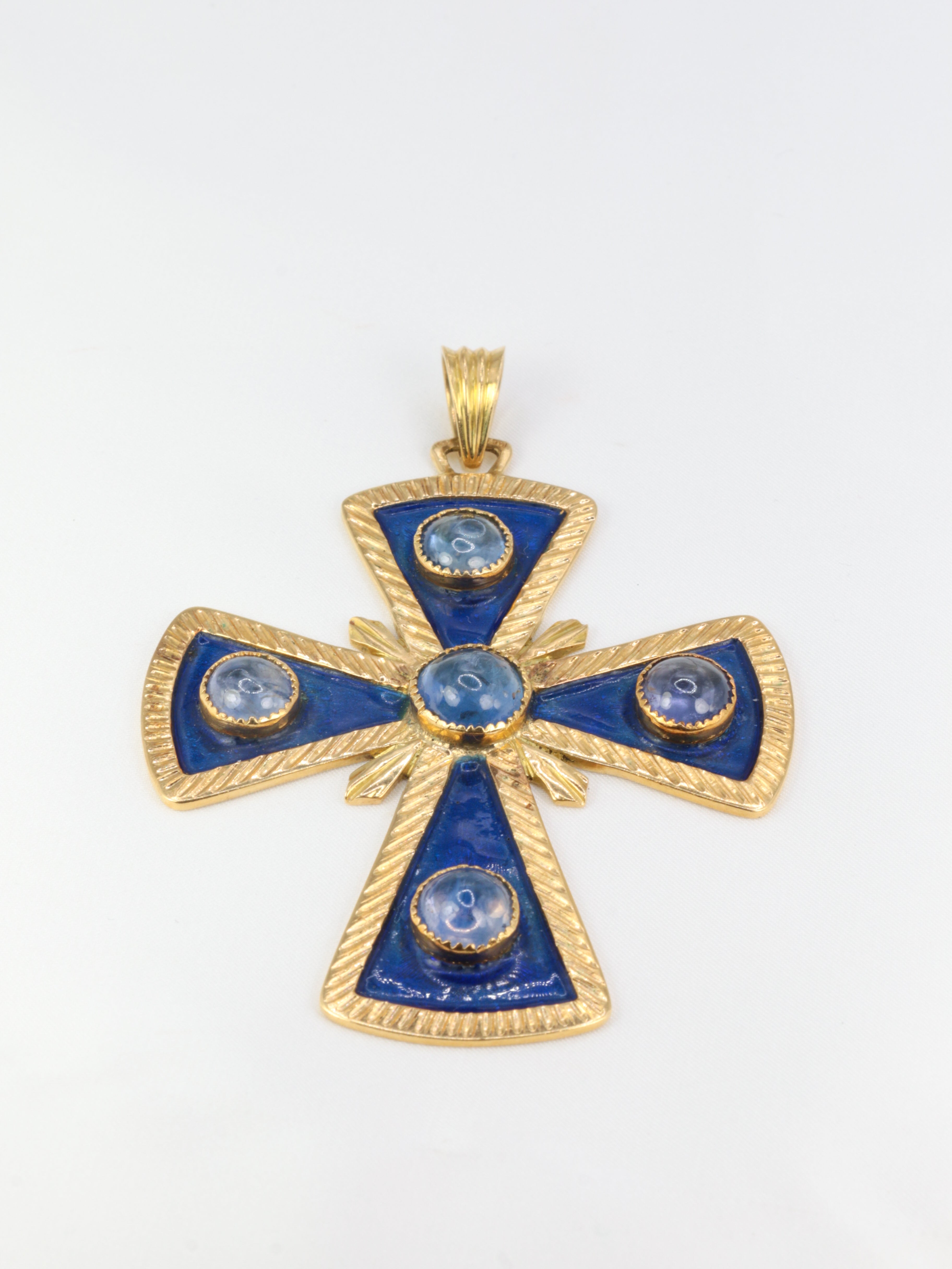 Pendentif croix pectorale or jaune émail cabochons de saphirs