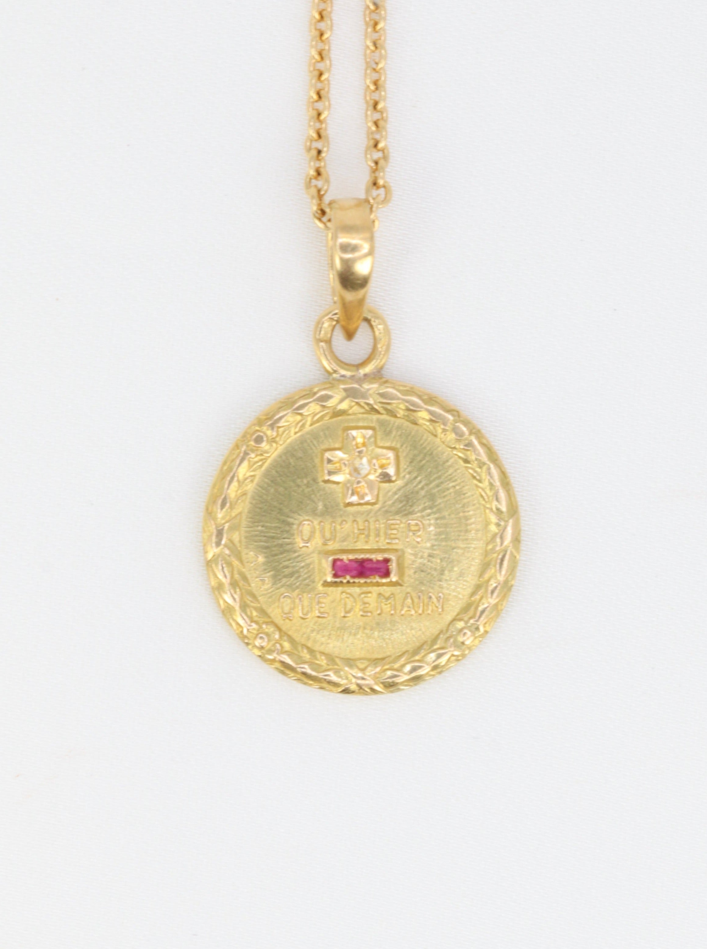 Médaille Amour Augis Plus hier Moins demain en or, diamant et rubis