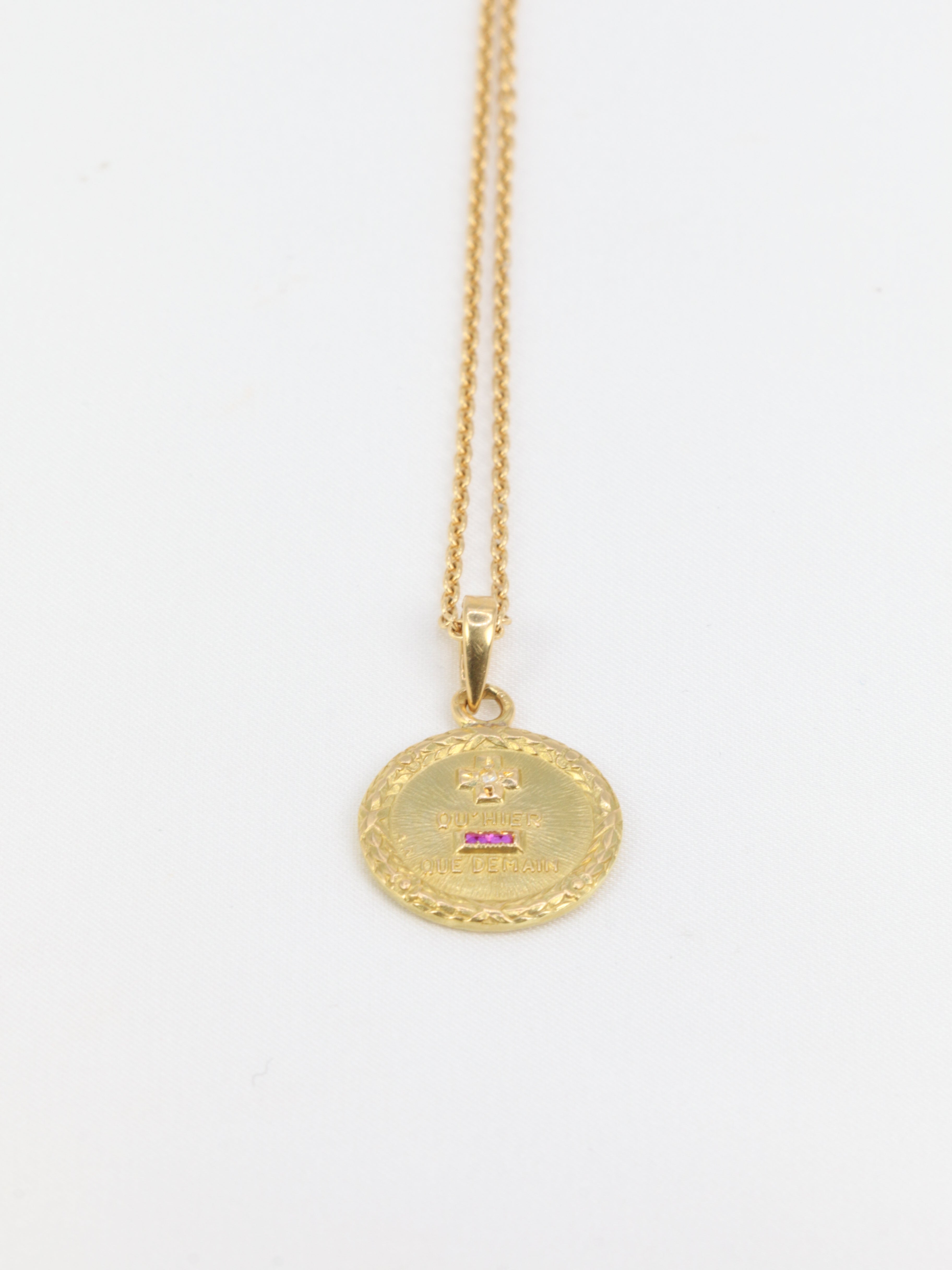 Médaille Amour Augis Plus hier Moins demain en or, diamant et rubis