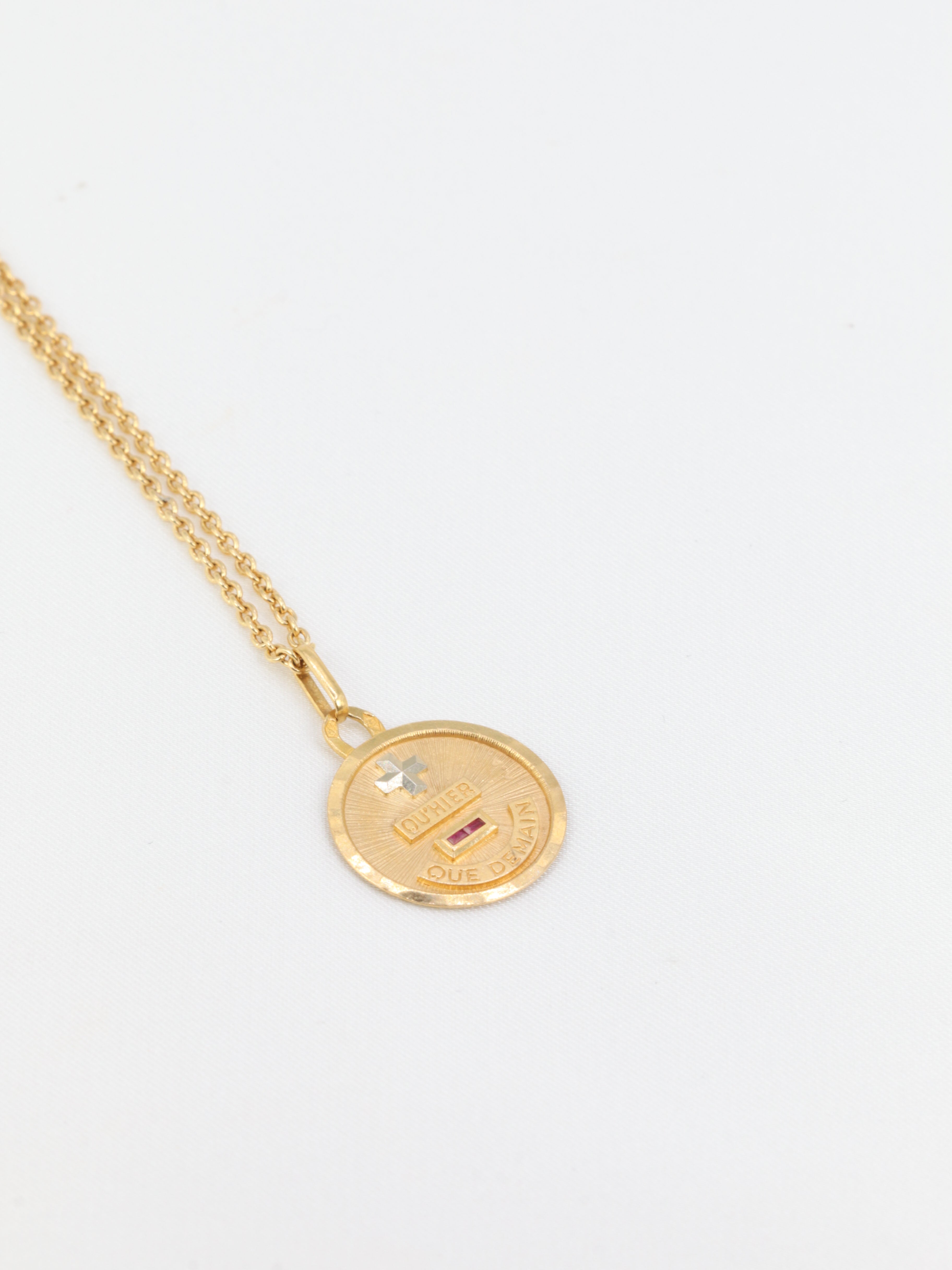 Médaille amour Augis petit modèle en or et rubis