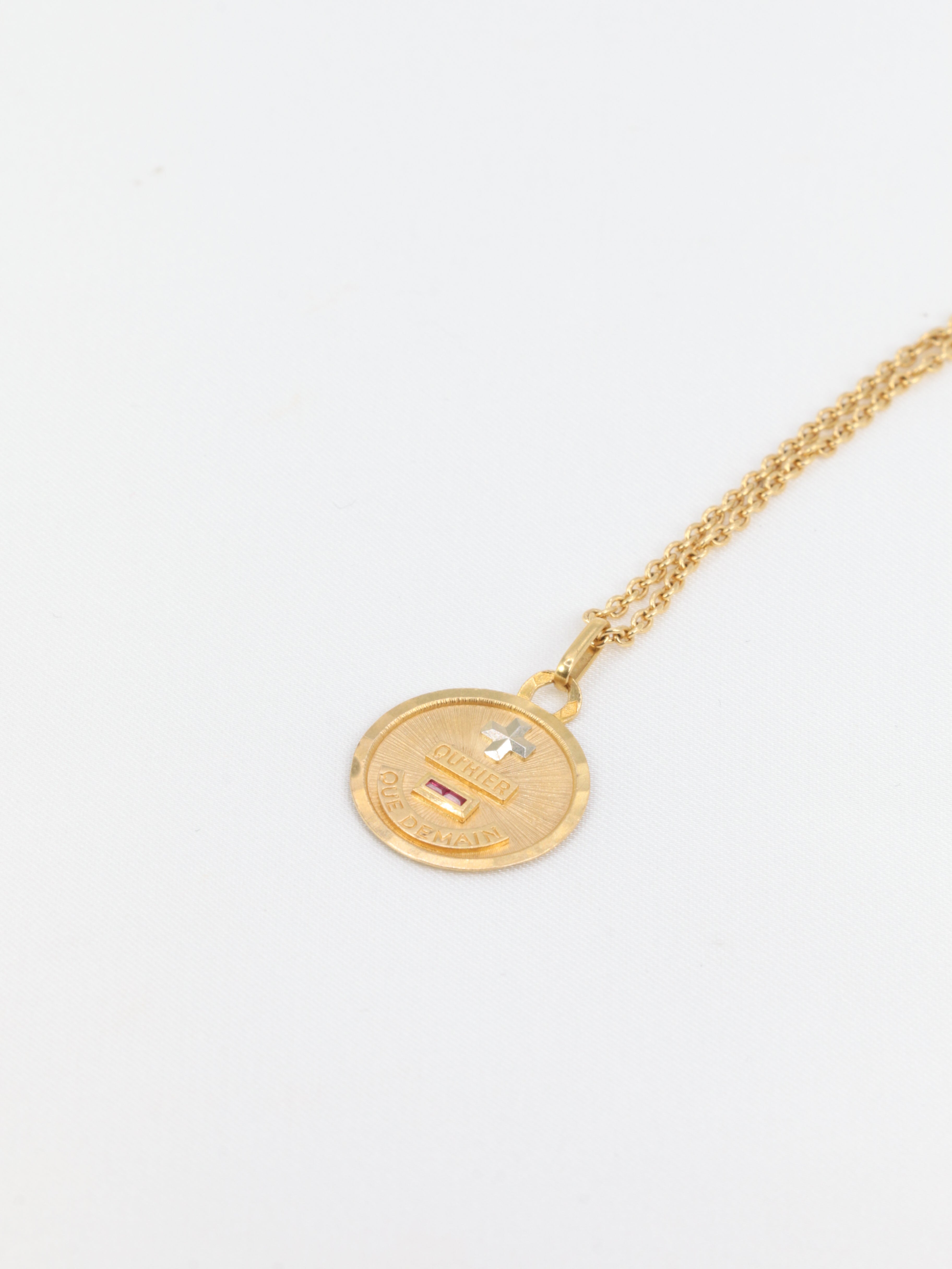 Médaille amour Augis petit modèle en or et rubis