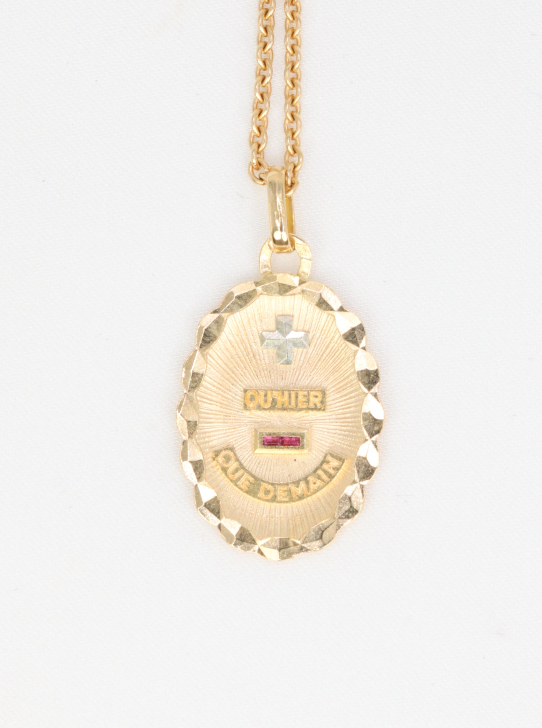 Médaille amour Augis ovale Plus Hier Moins Demain en or et rubis