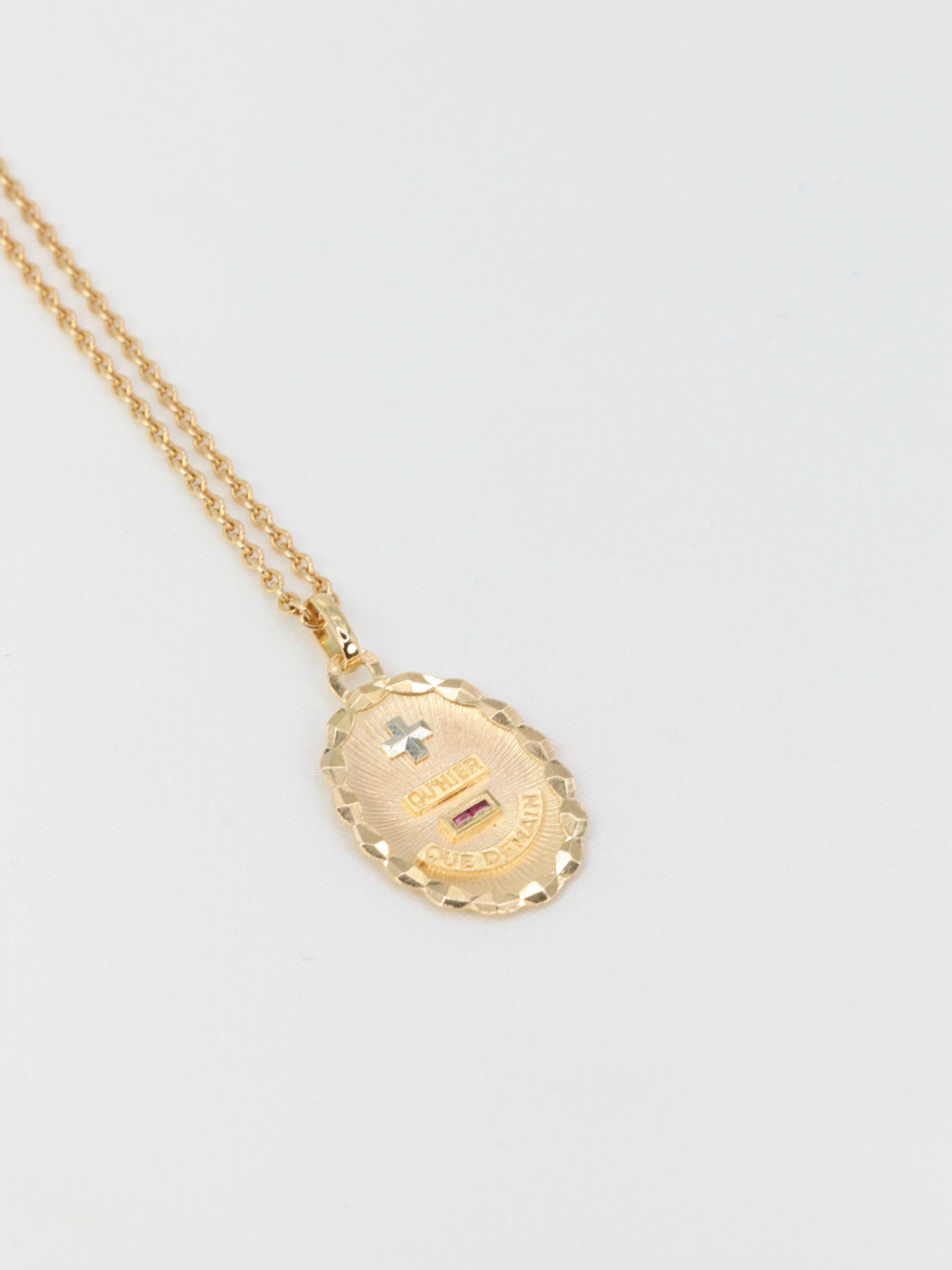 Médaille amour Augis ovale Plus Hier Moins Demain en or et rubis