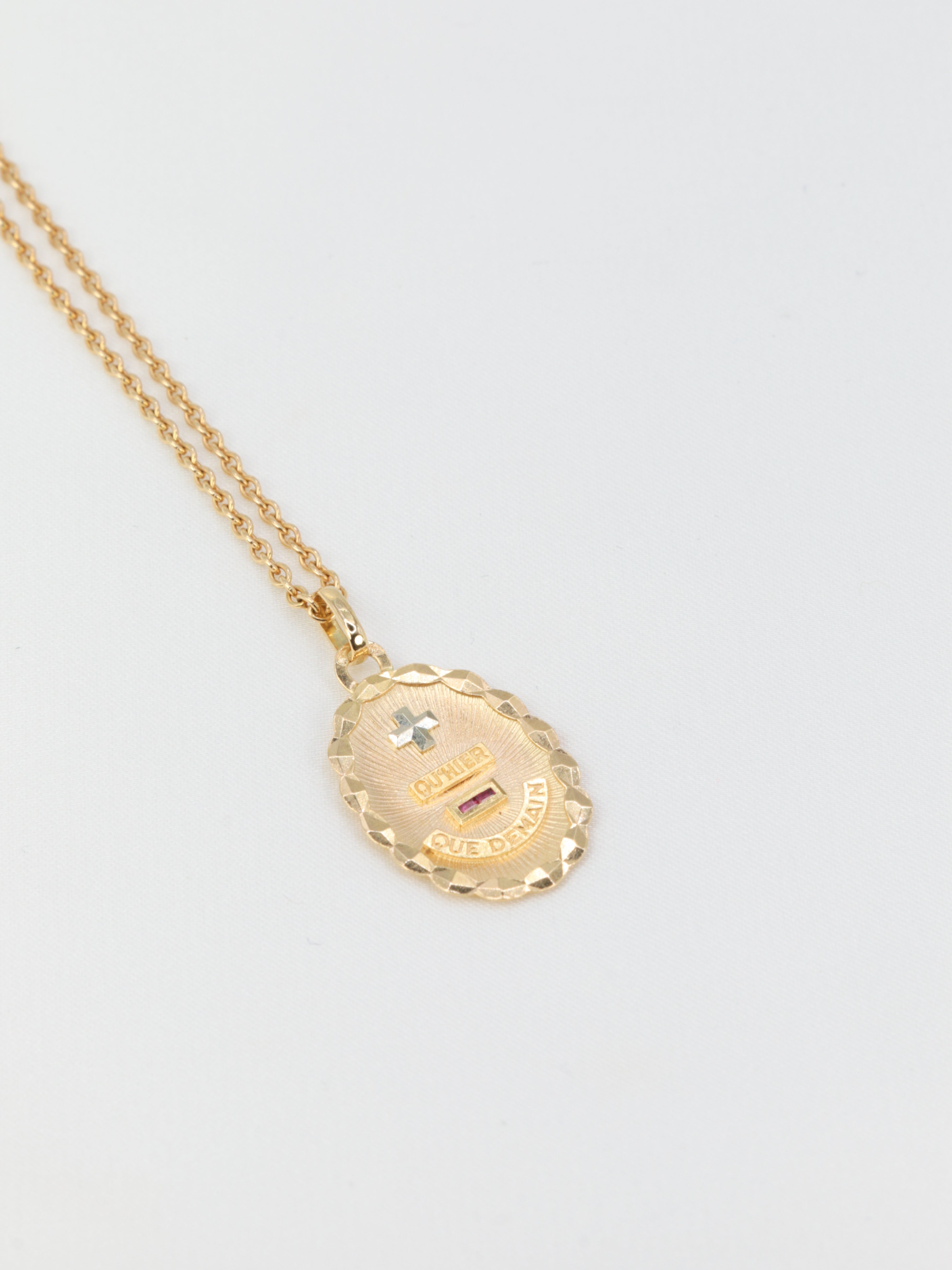 Médaille amour Augis ovale Plus Hier Moins Demain en or et rubis