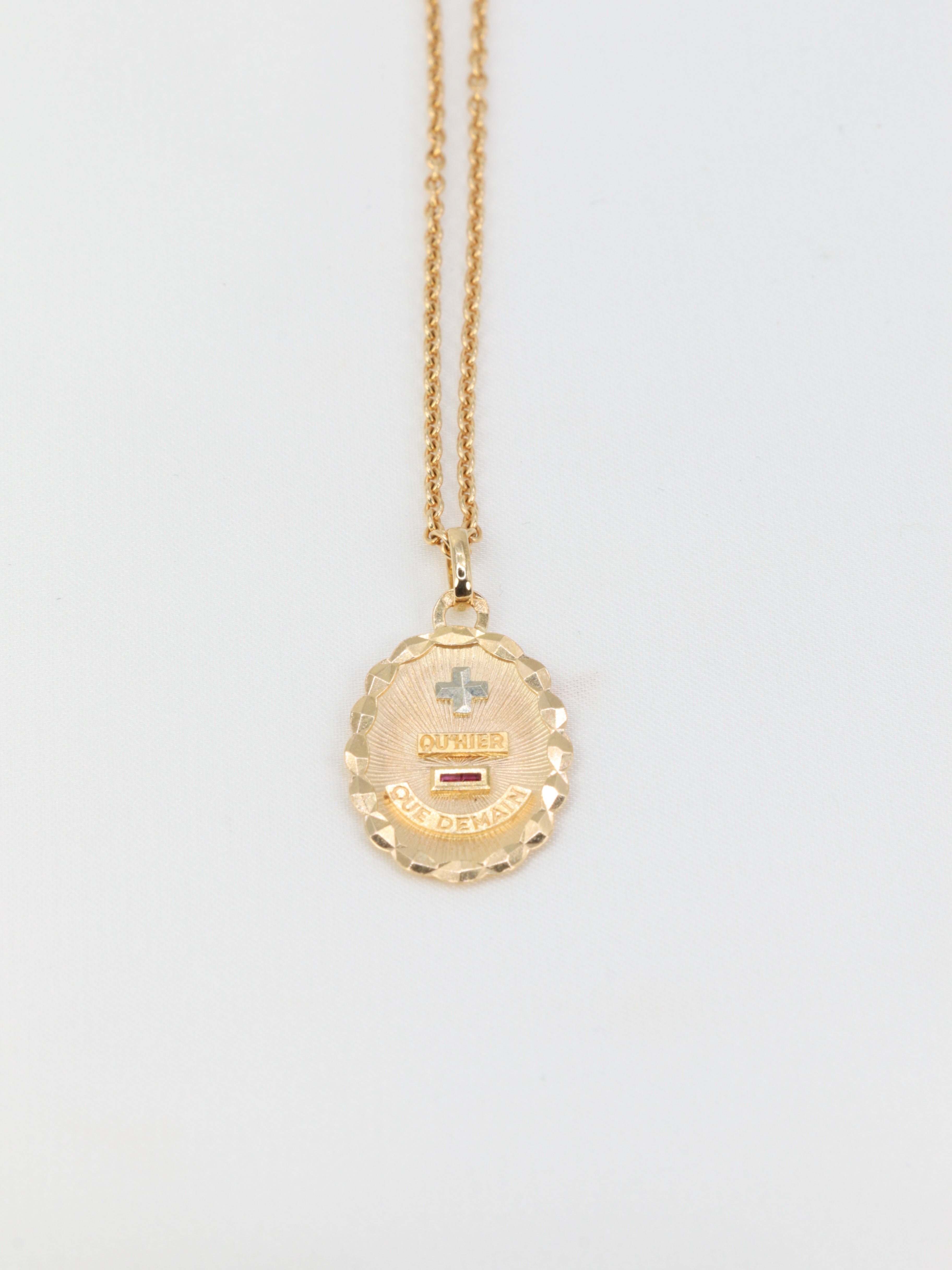 Médaille amour Augis ovale Plus Hier Moins Demain en or et rubis