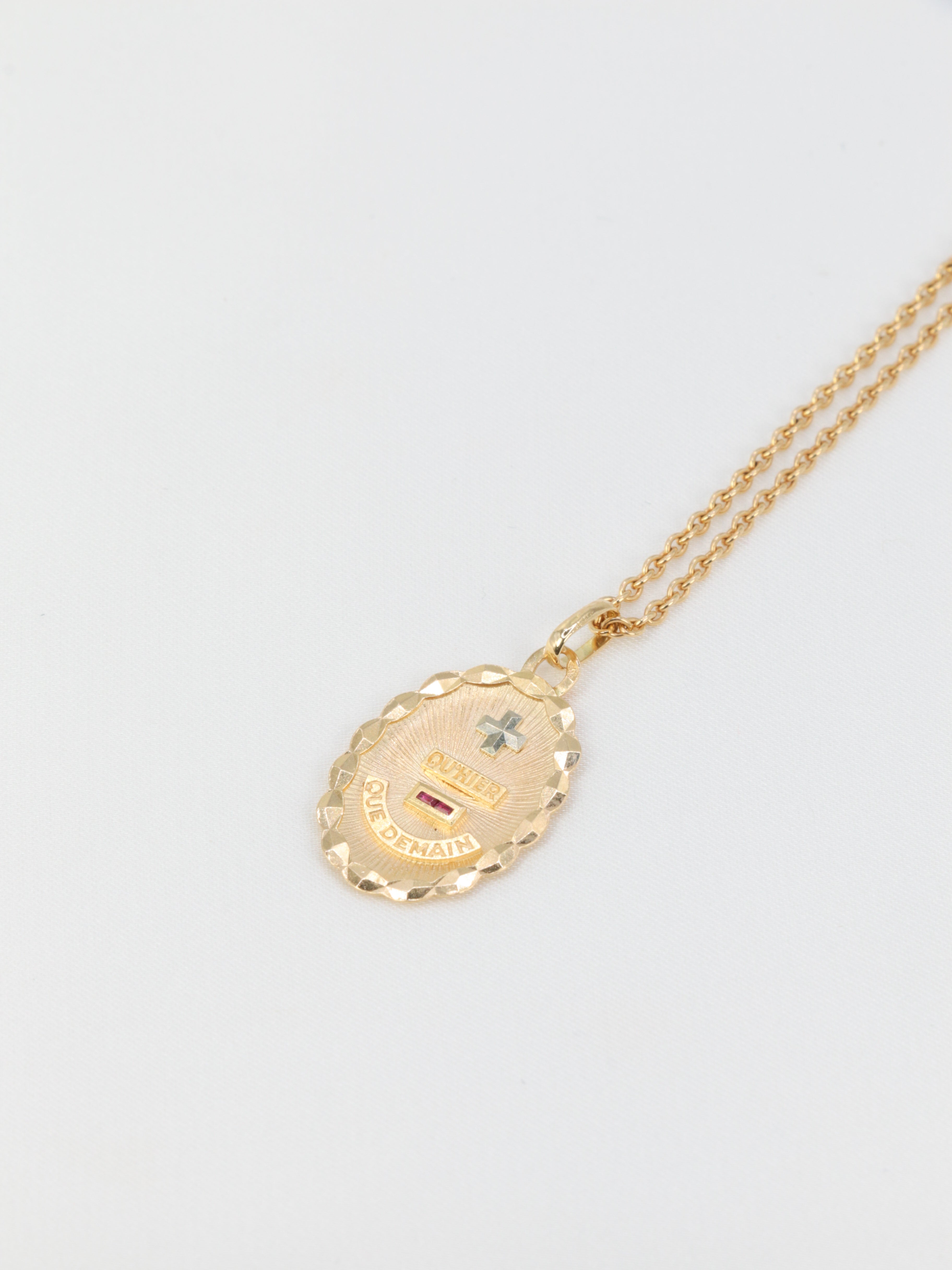 Médaille amour Augis ovale Plus Hier Moins Demain en or et rubis