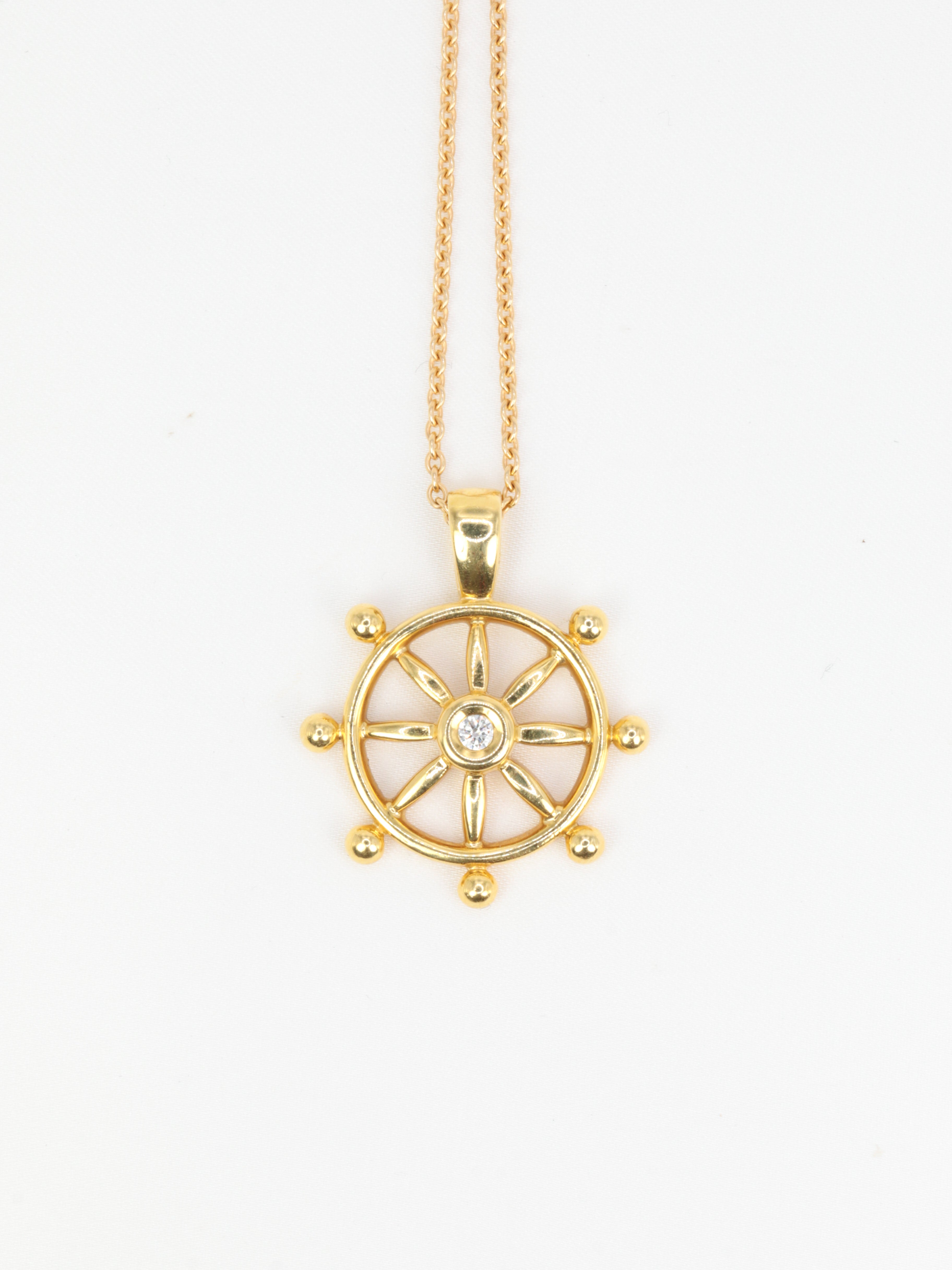 Pendentif roue de bateau en or jaune et diamant