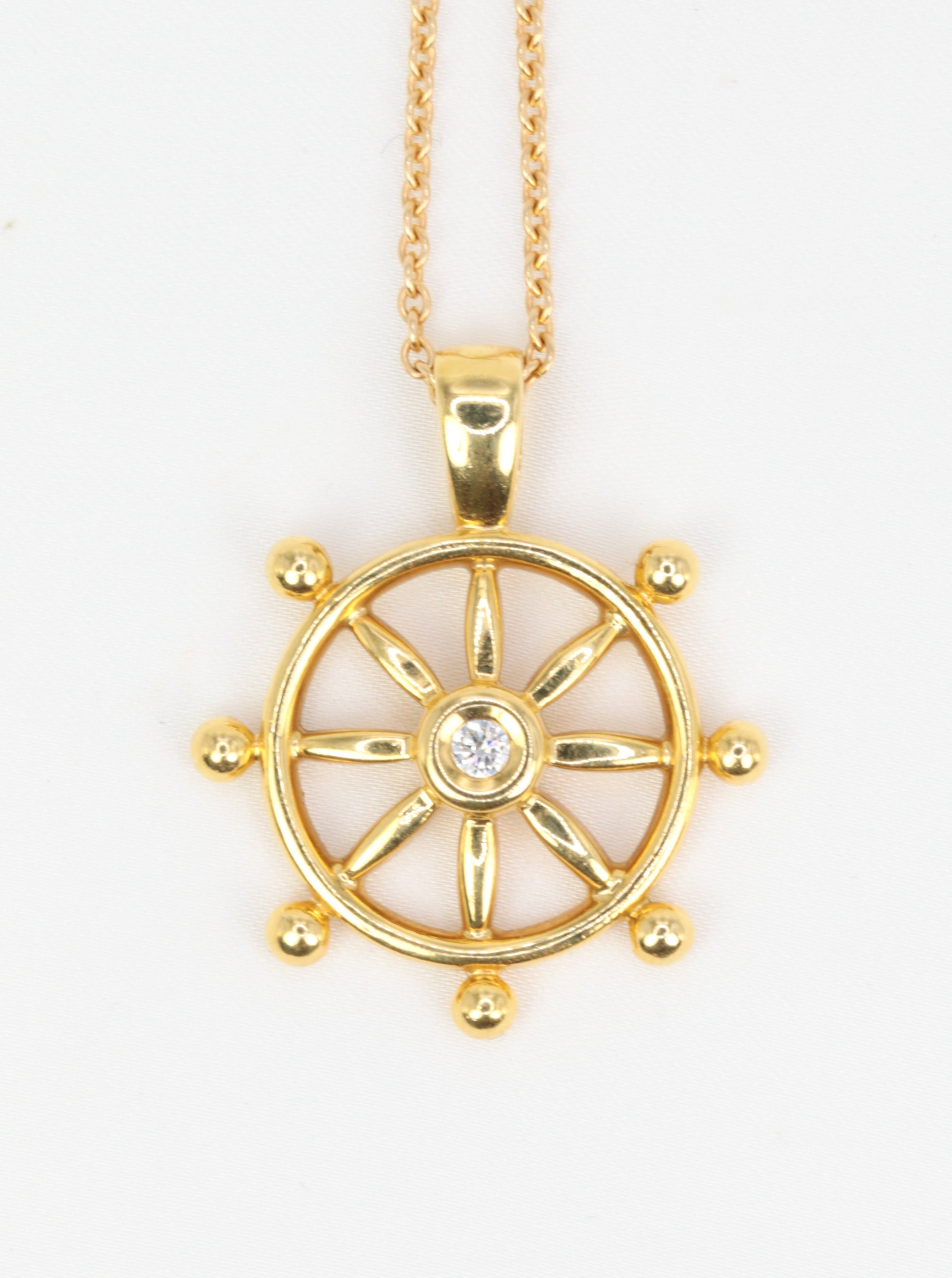 Pendentif roue de bateau en or jaune et diamant