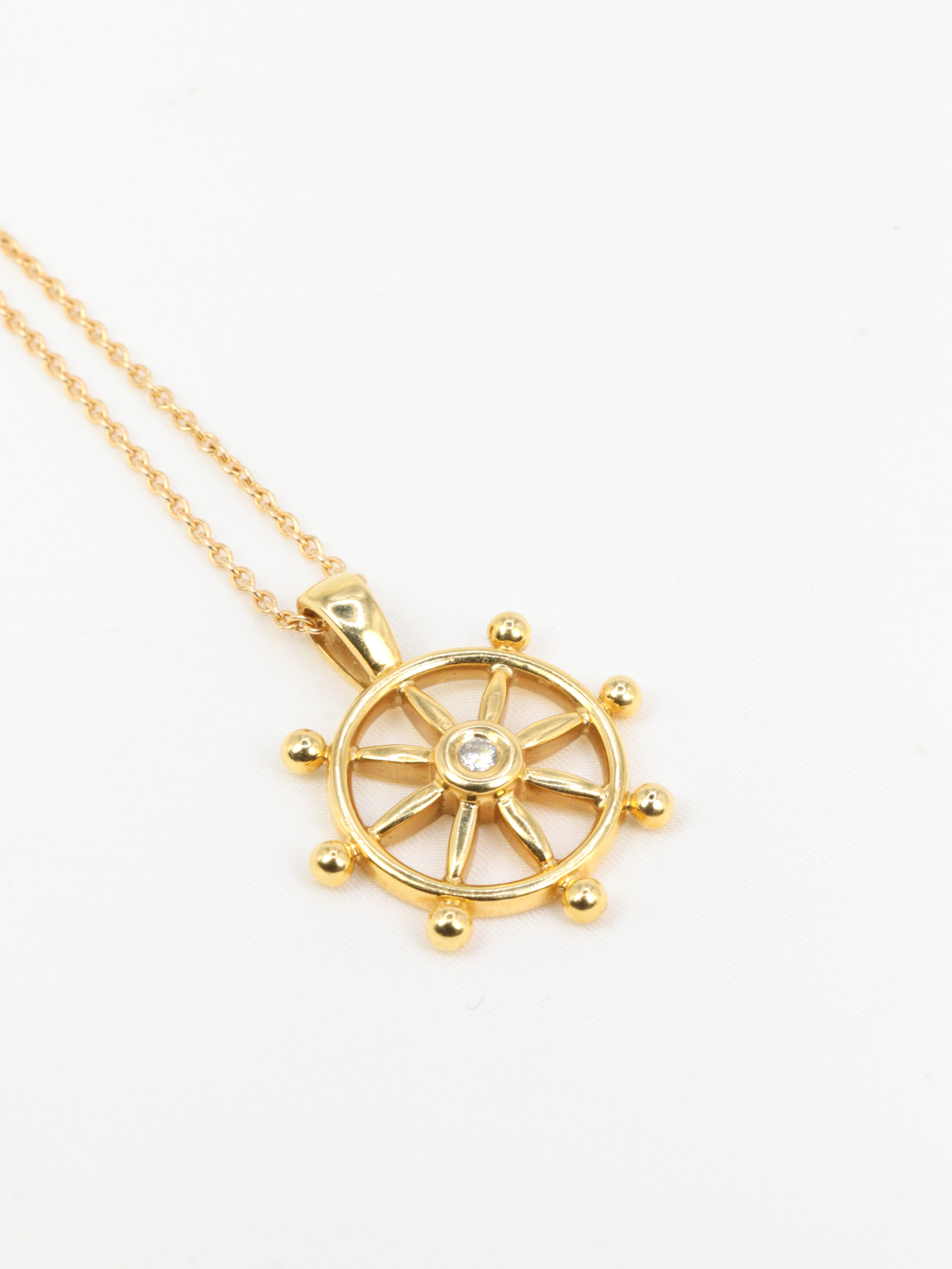 Pendentif roue de bateau en or jaune et diamant