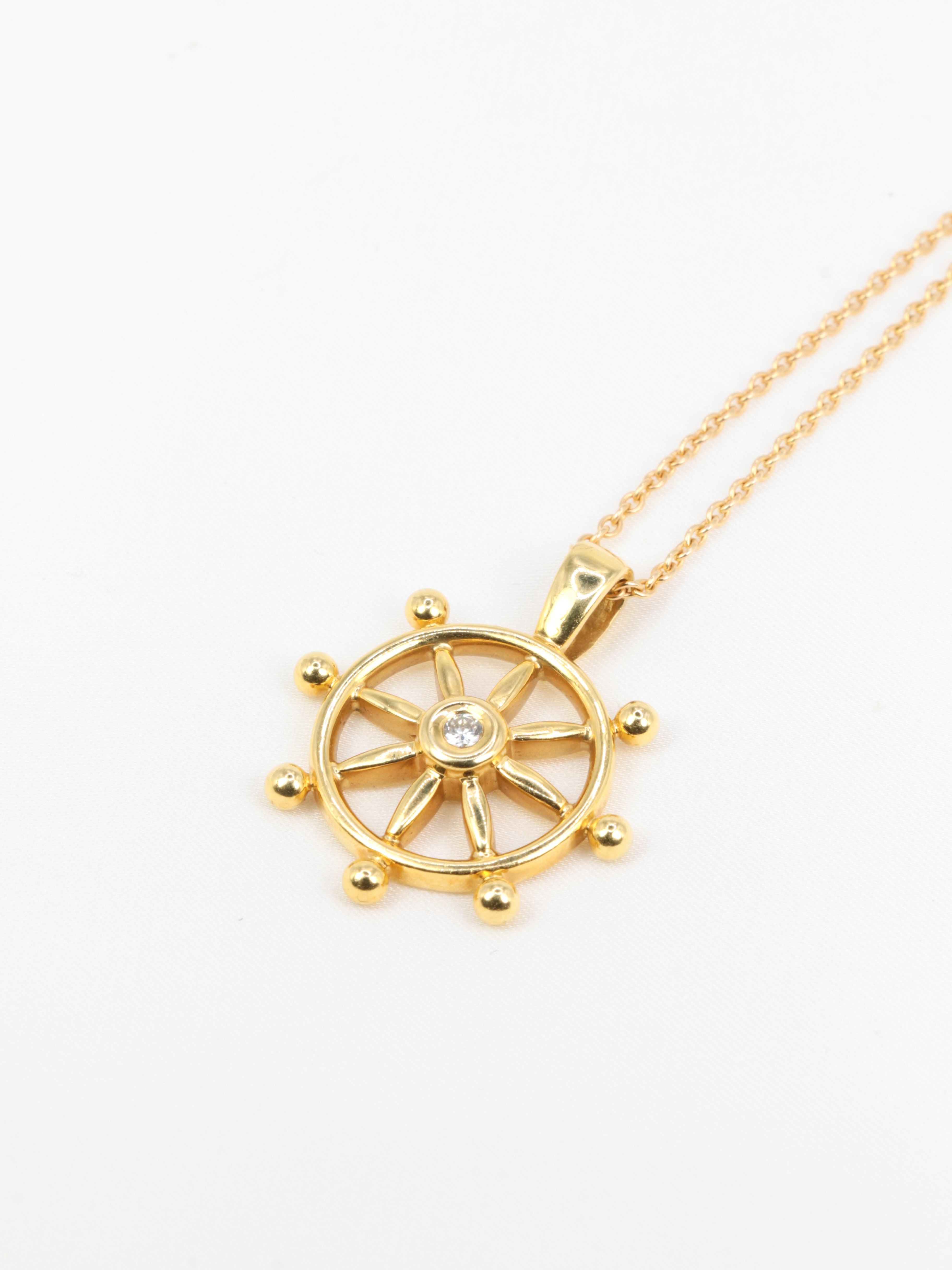 Pendentif roue de bateau en or jaune et diamant