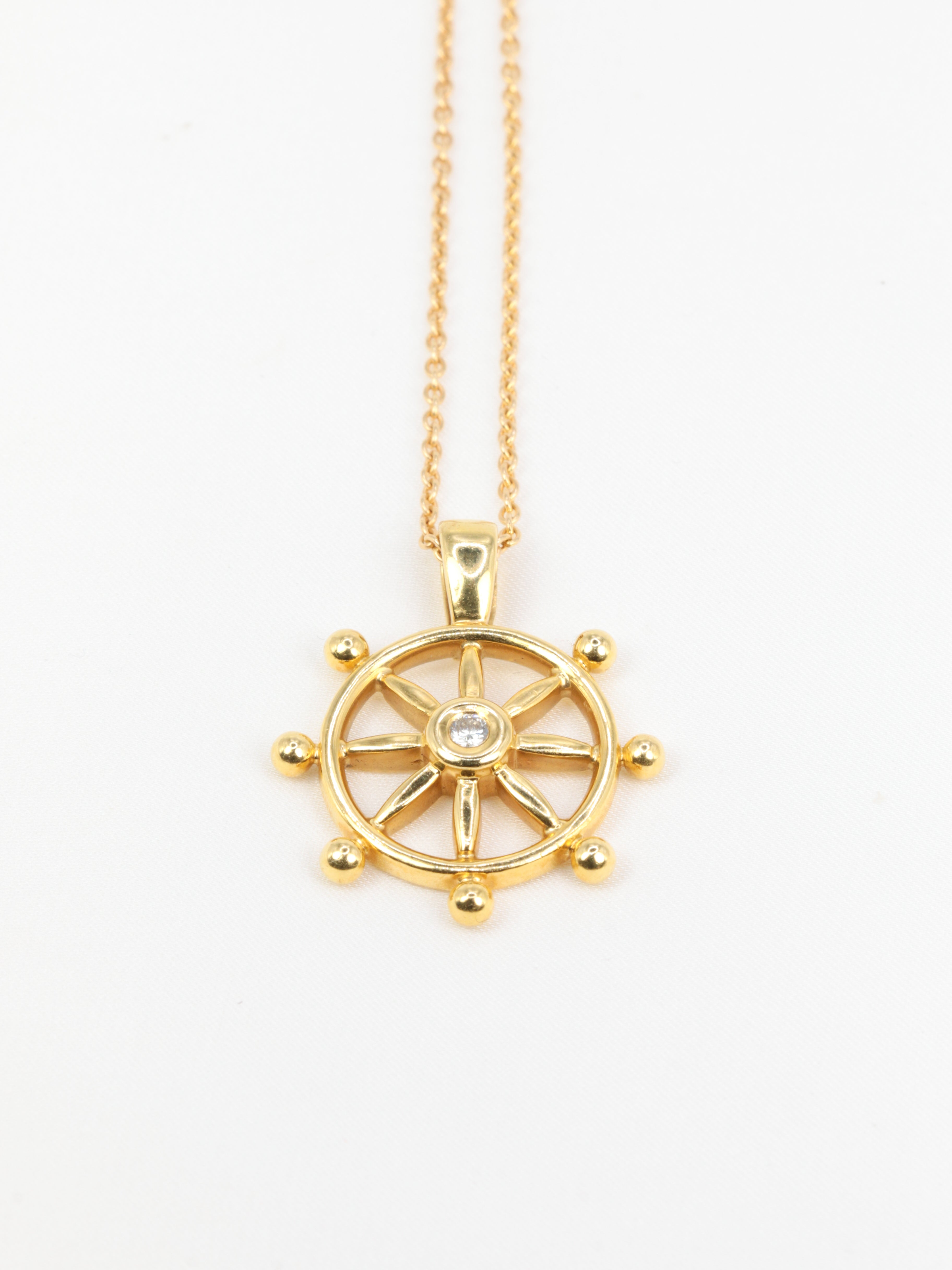 Pendentif roue de bateau en or jaune et diamant