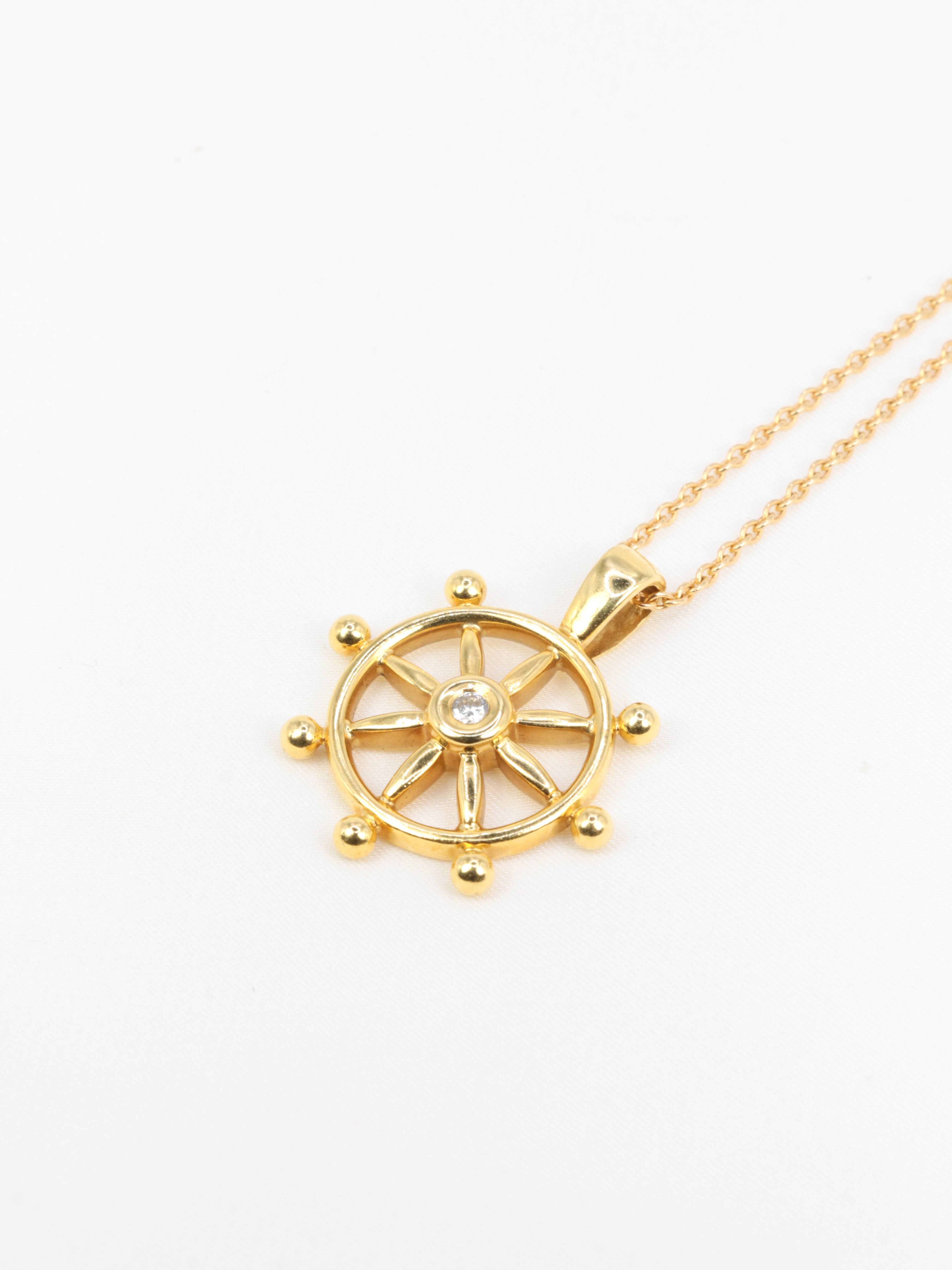 Pendentif roue de bateau en or jaune et diamant