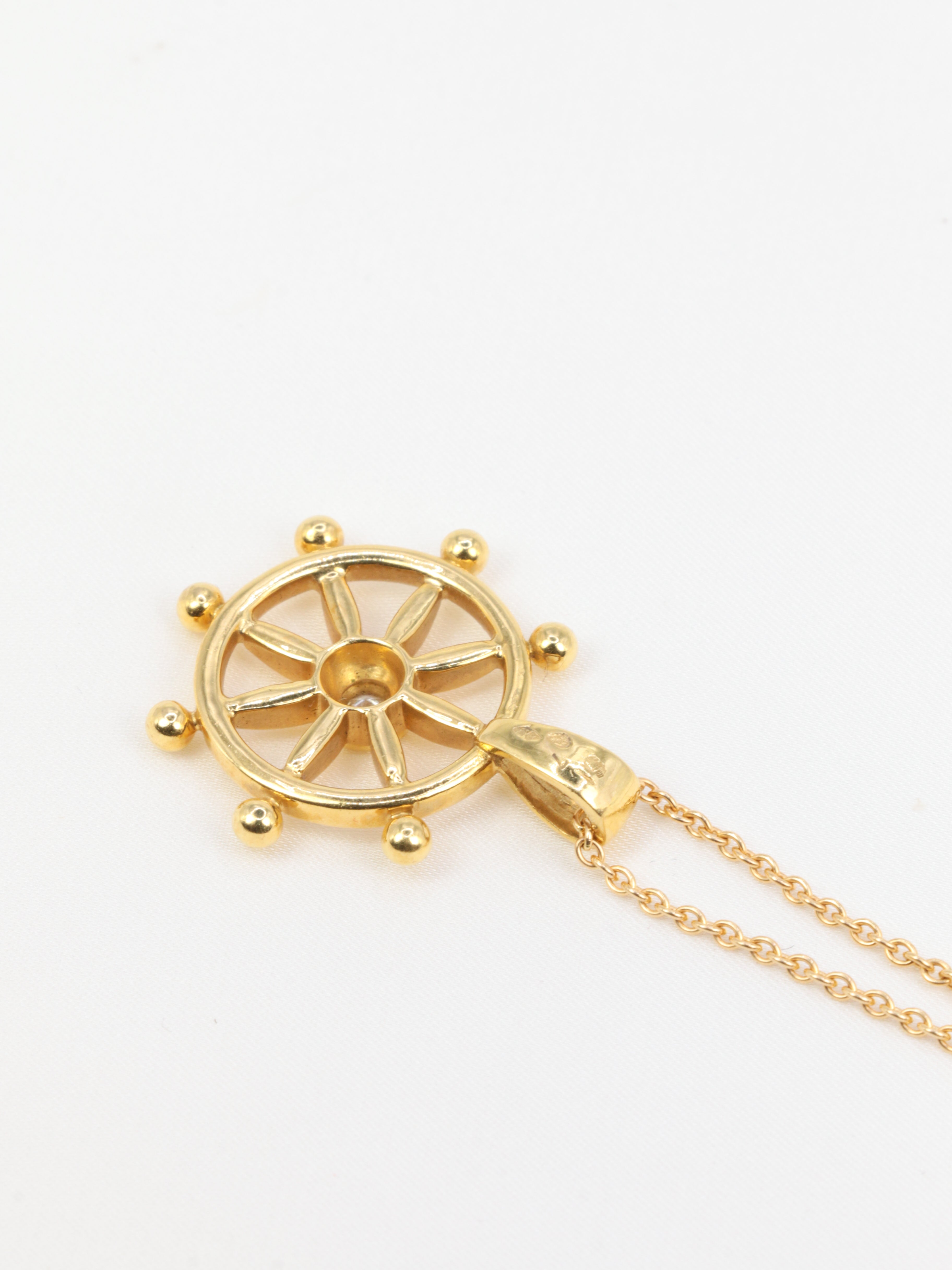 Pendentif roue de bateau en or jaune et diamant