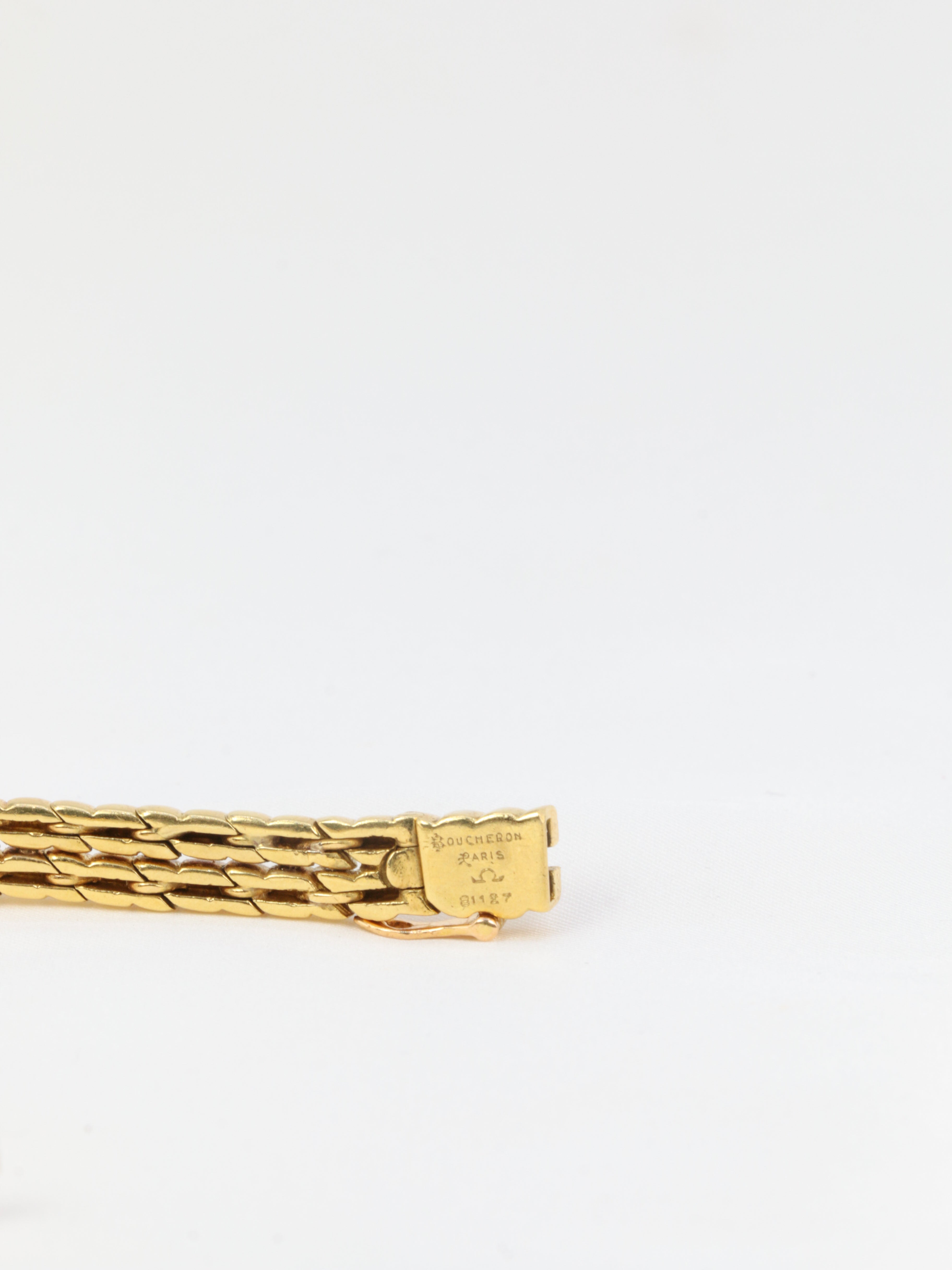 BOUCHERON Montre à secret or platine saphirs diamants