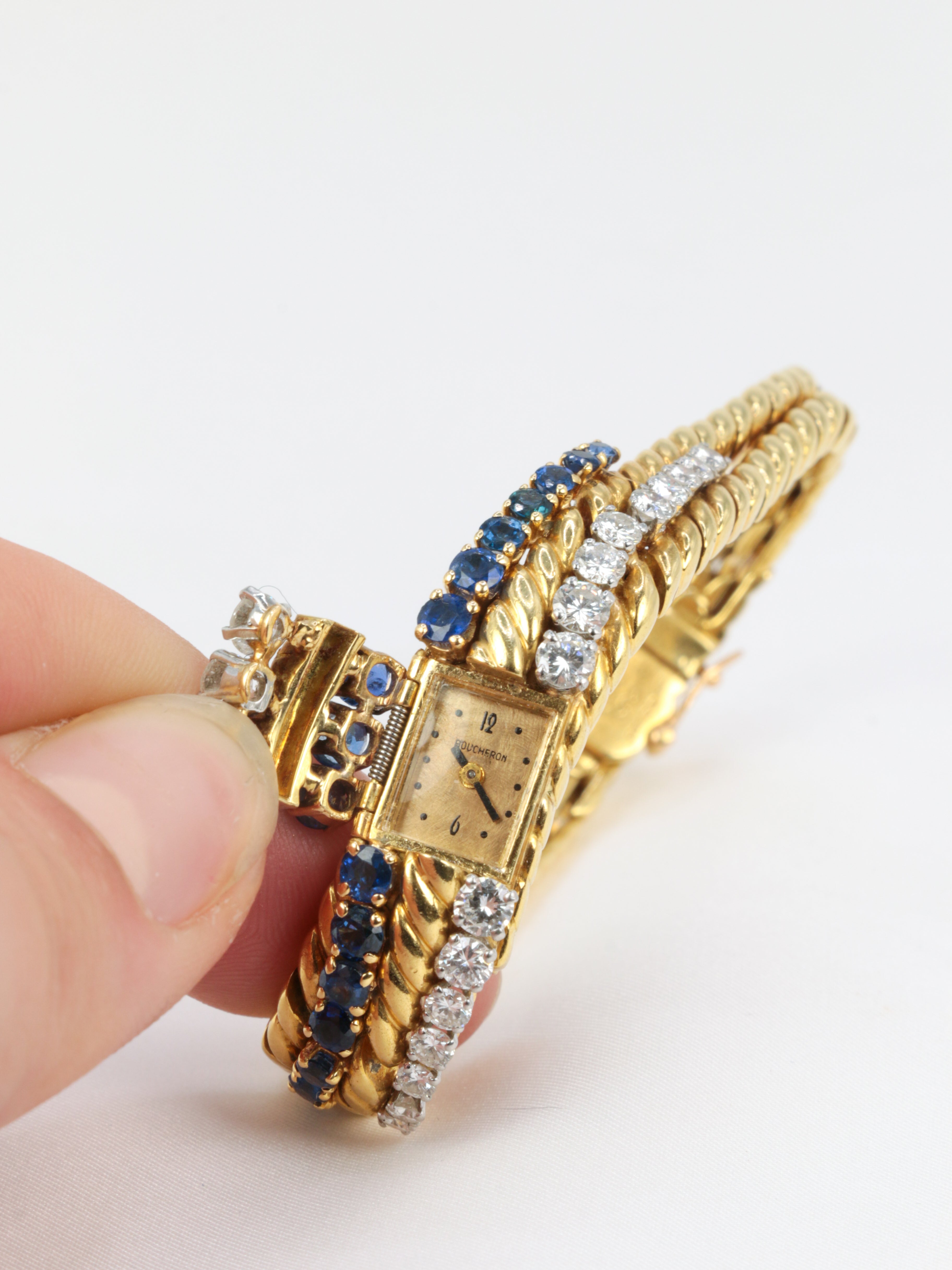 BOUCHERON Montre à secret or platine saphirs diamants