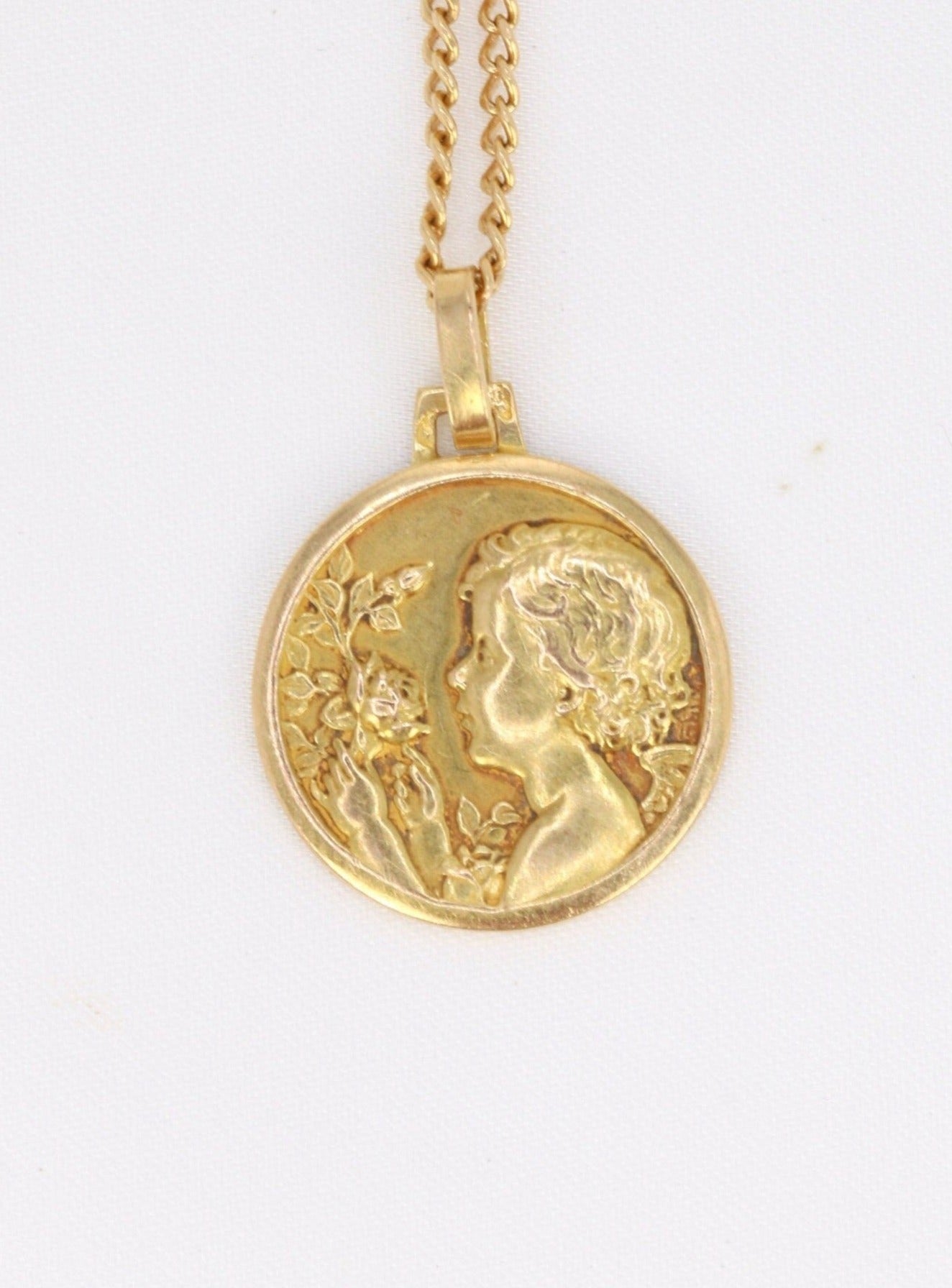 Médaille ancienne en or figurant la fillette à la rose