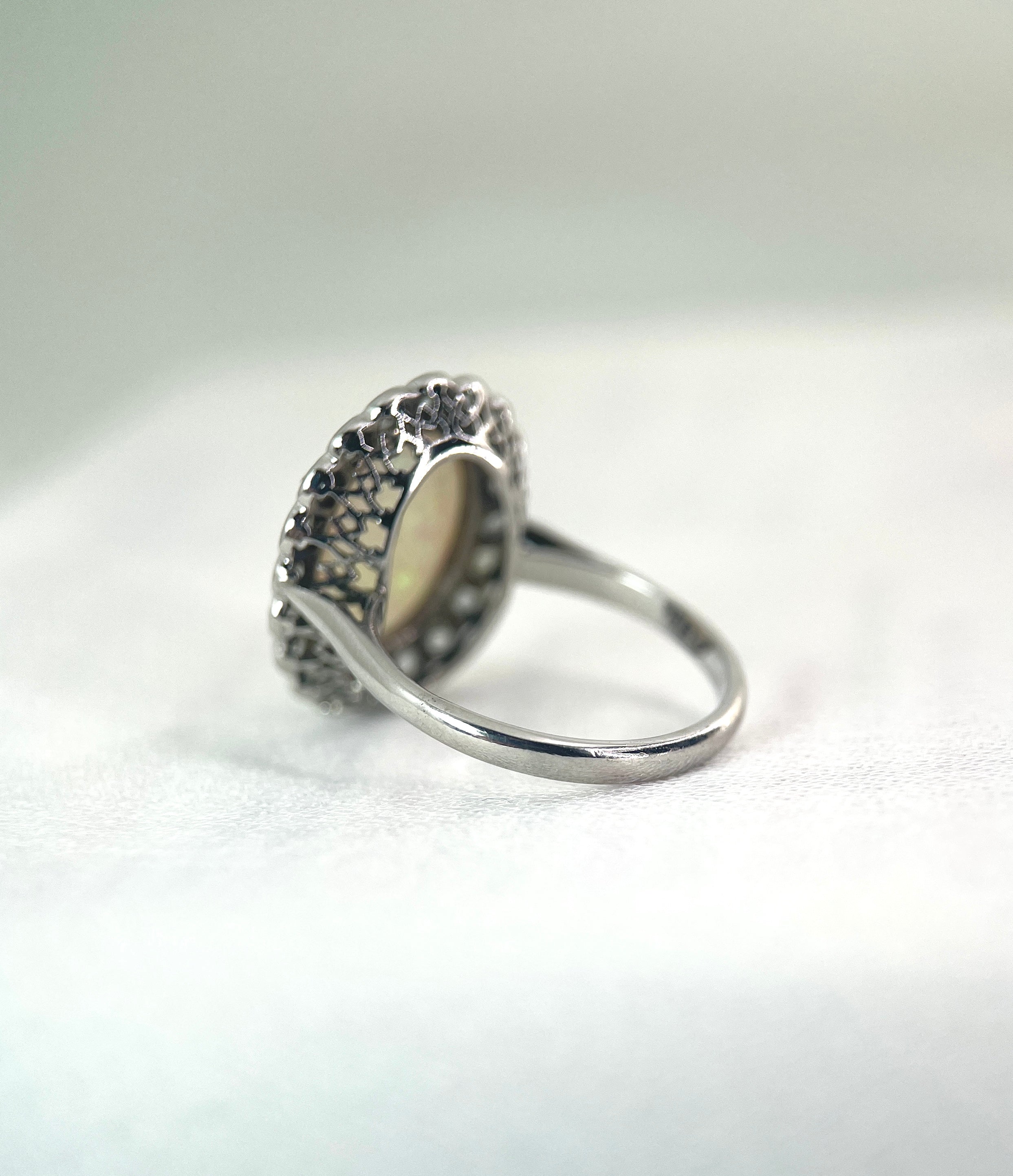 Bague Marguerite en Or, Opale et Diamants Taille Ancienne