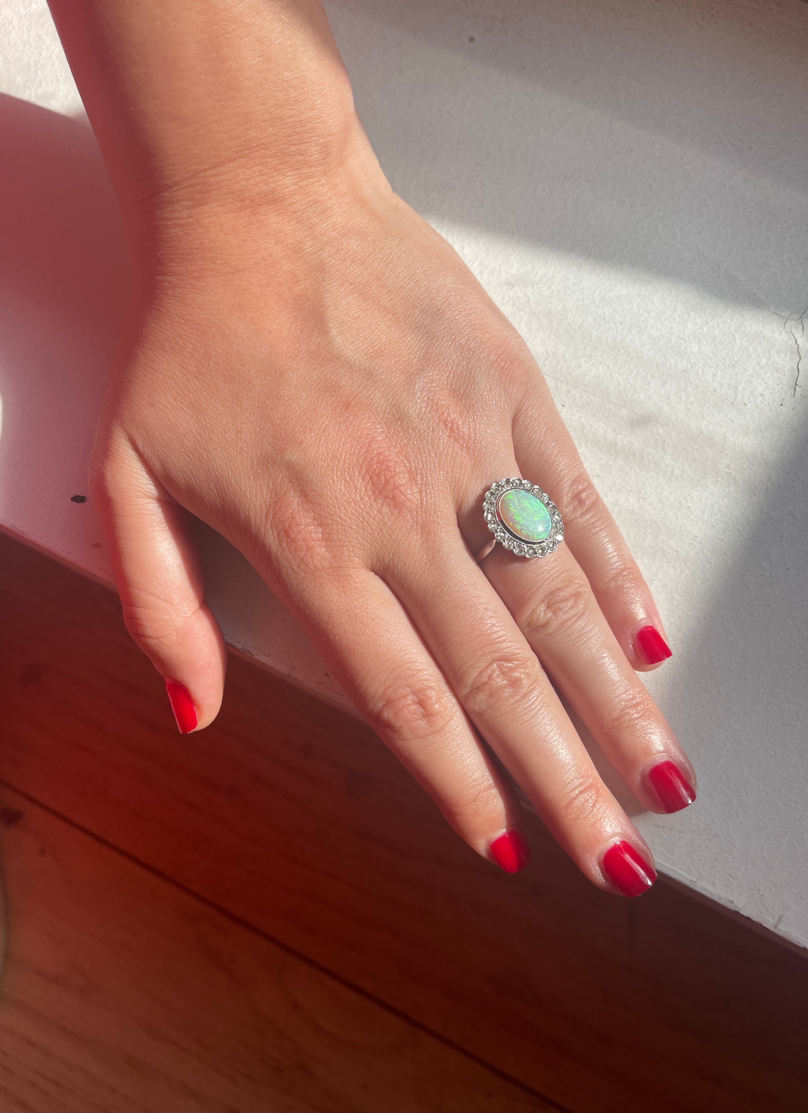 Bague Marguerite en Or, Opale et Diamants Taille Ancienne