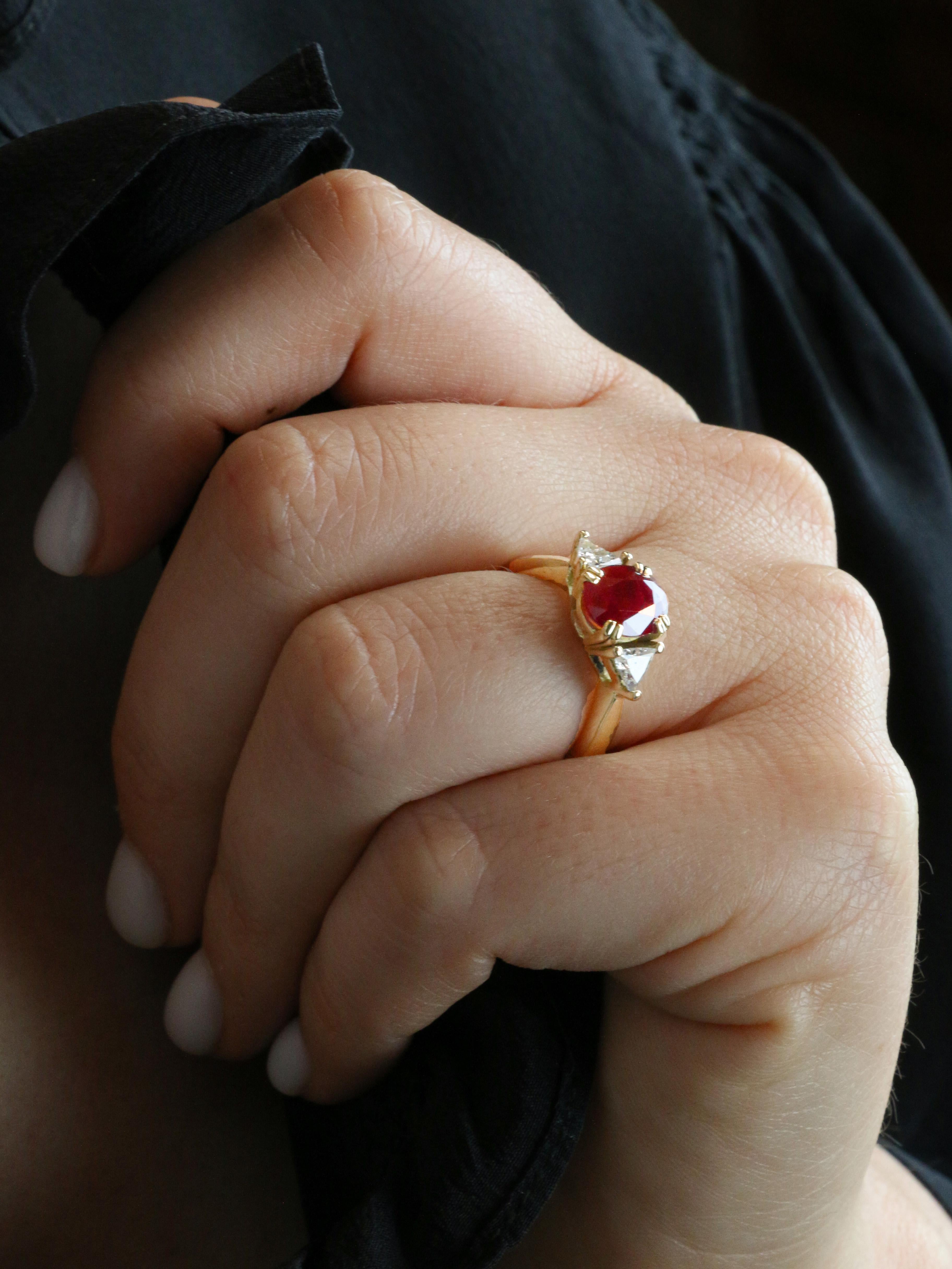 Bague trilogie or jaune rubis diamants trillion