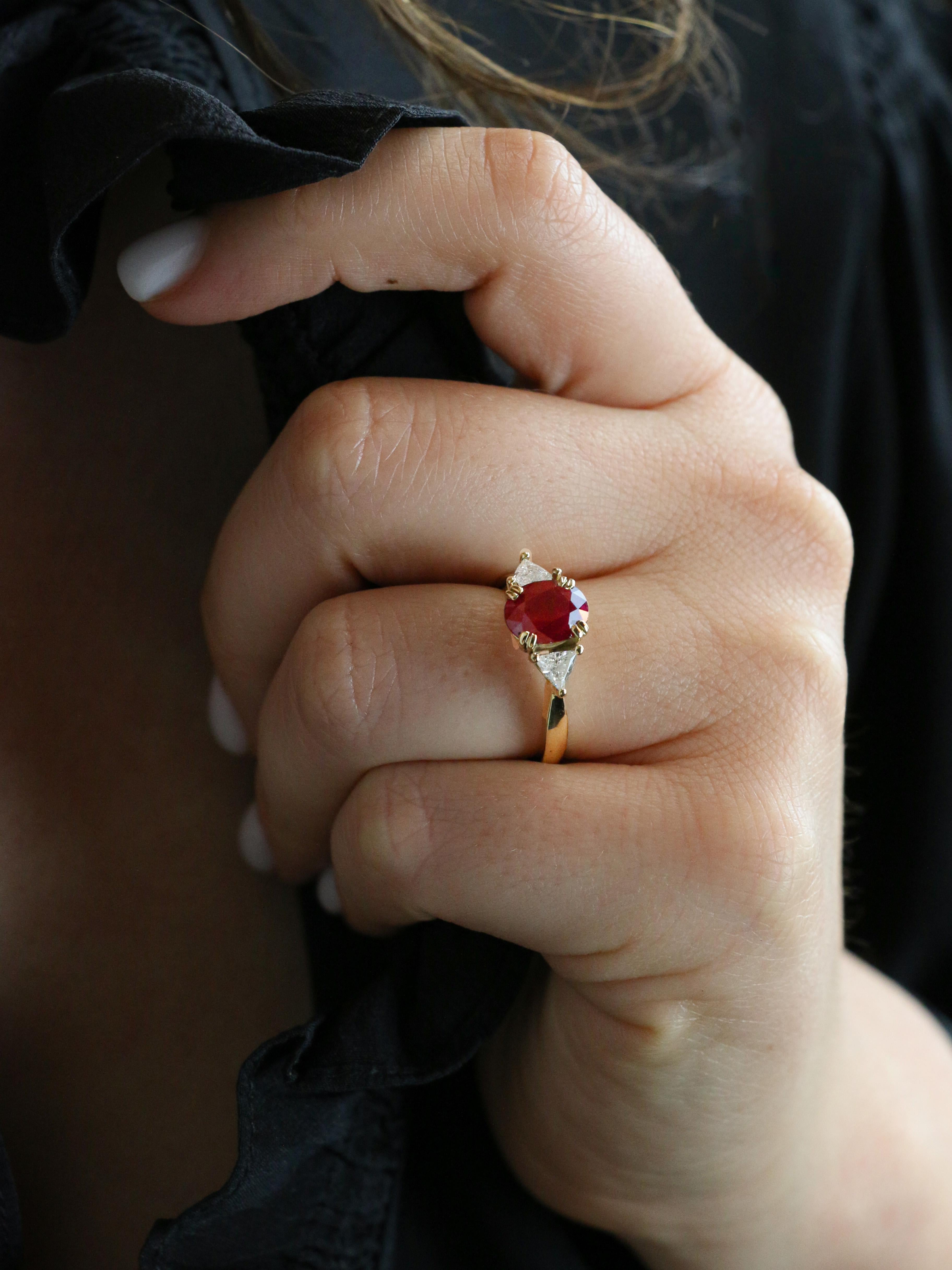 Bague trilogie or jaune rubis diamants trillion