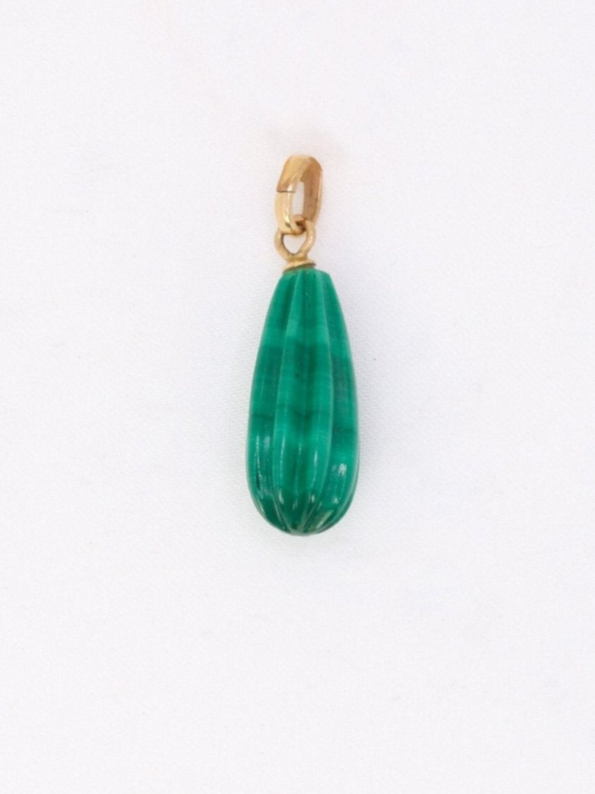 Pendentif vintage or jaune malachite

Pendentif en or 18k (750°/°°) composé d’une bélière et d’une malachite piriforme godronnée. Travail français vintage. Trace de poinçon tête d’aigle pour l’or 18 carats et présence d’un poinçon de fabricant (société SB et un diamant).

Hauteur bélière compris : 2,5 cm
Largeur : 1 cm
Poids brut : 2,11 grammes