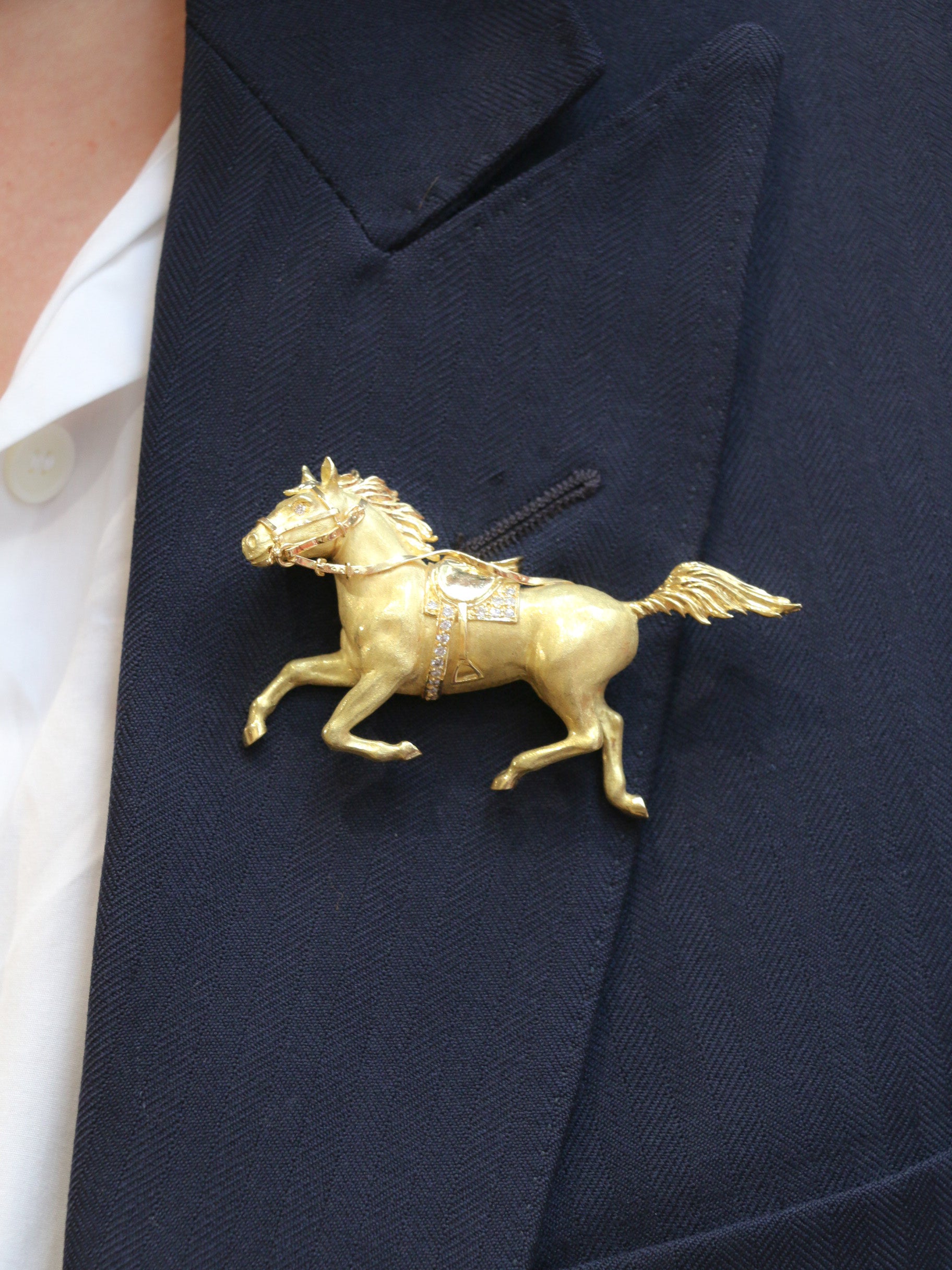 Horse animal brooch in yellow gold and diamonds