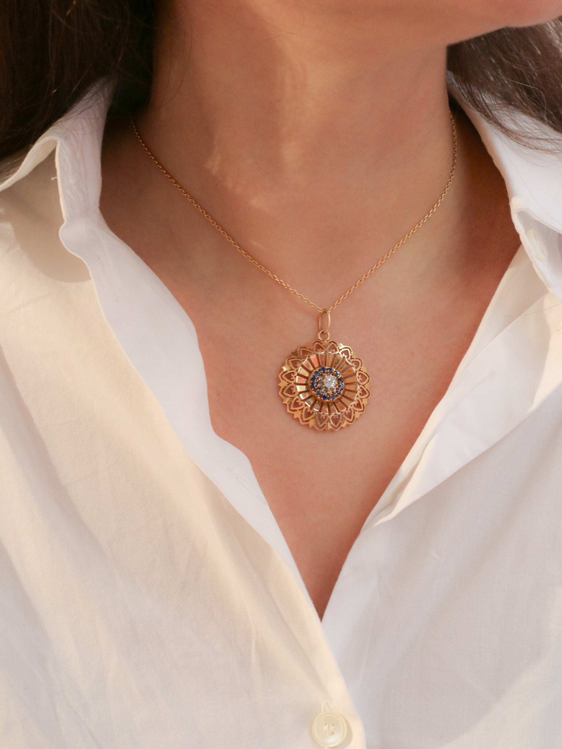 Vintage round pendant in yellow gold, diamond and sapphires