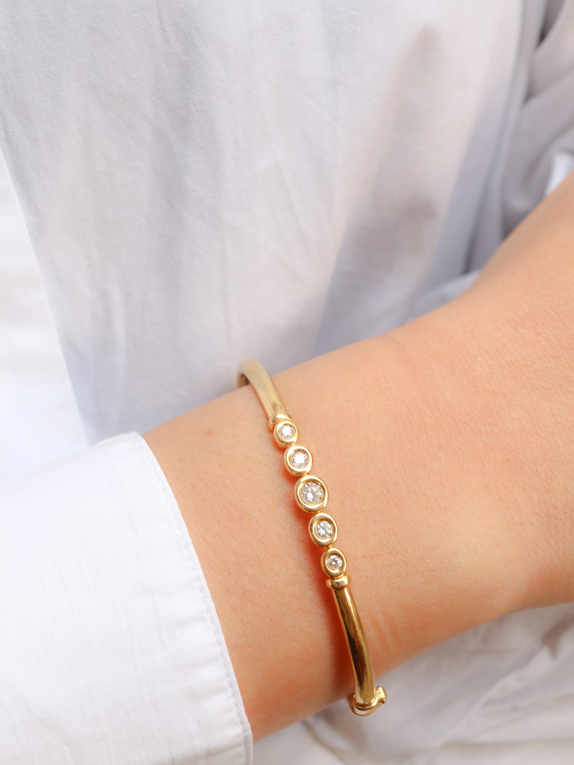 Vintage bangle in soft gold and diamonds