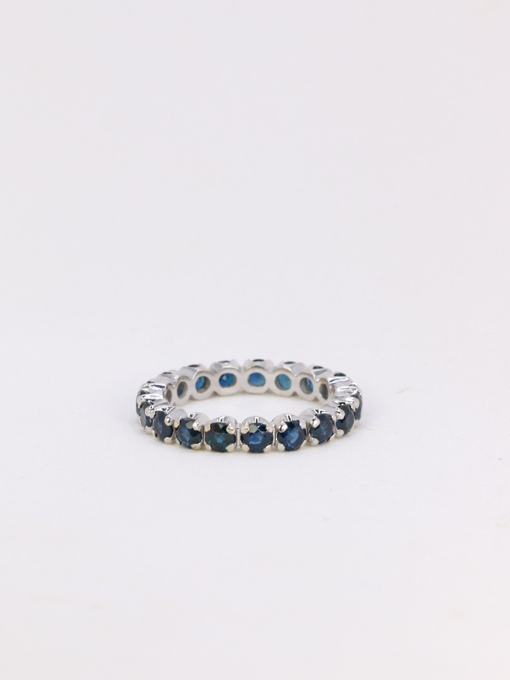 Vintage American wedding ring in white gold and sapphires