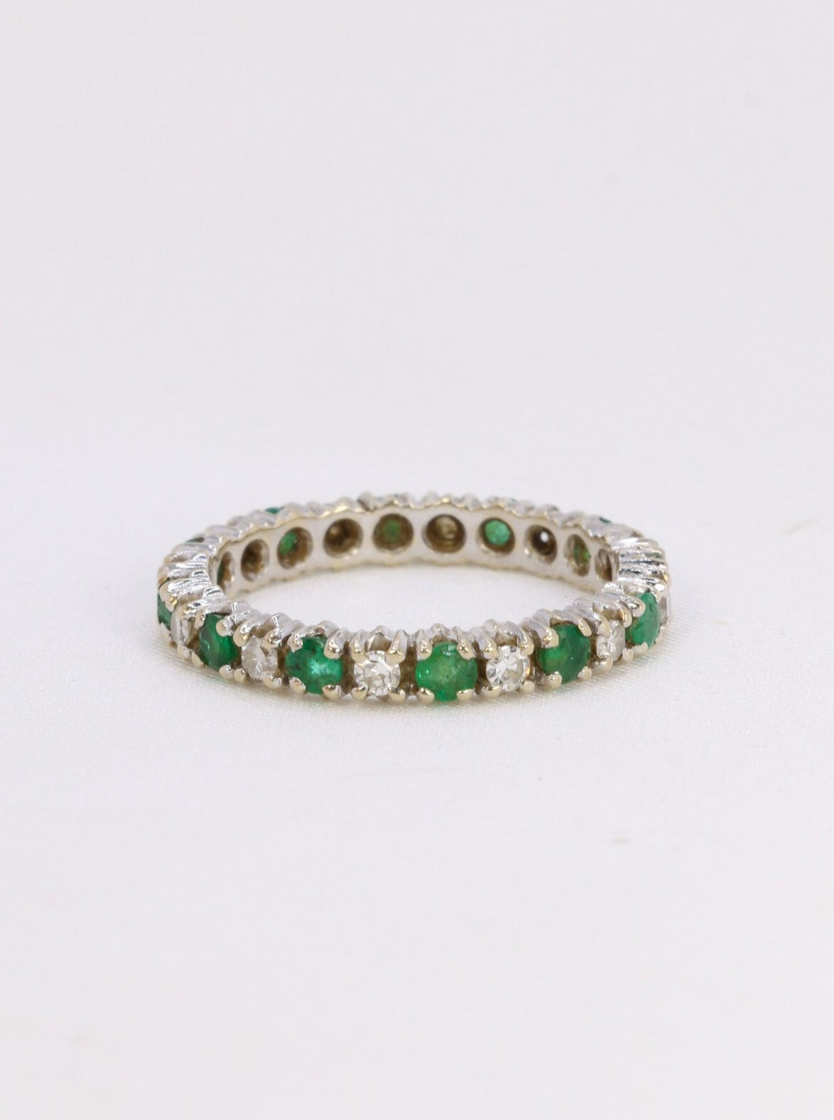 American wedding ring in white gold, diamonds and emeralds