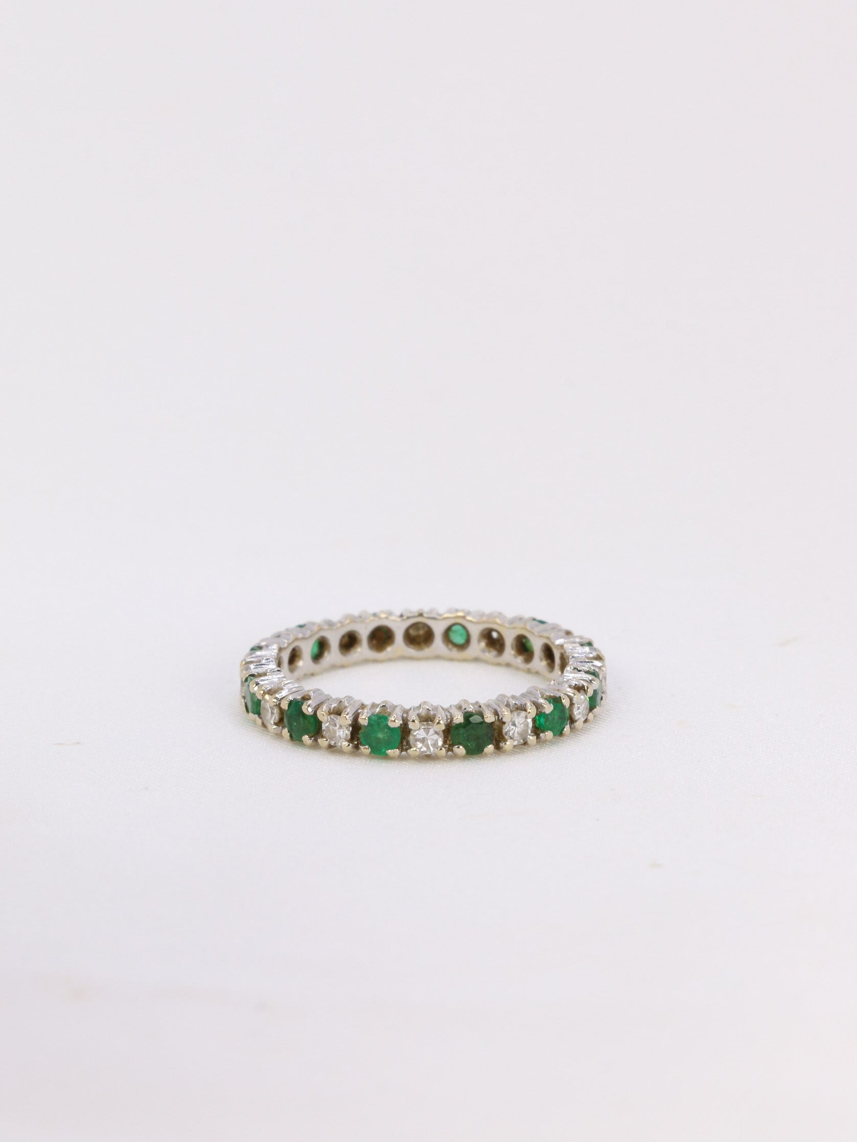 American wedding ring in white gold, diamonds and emeralds