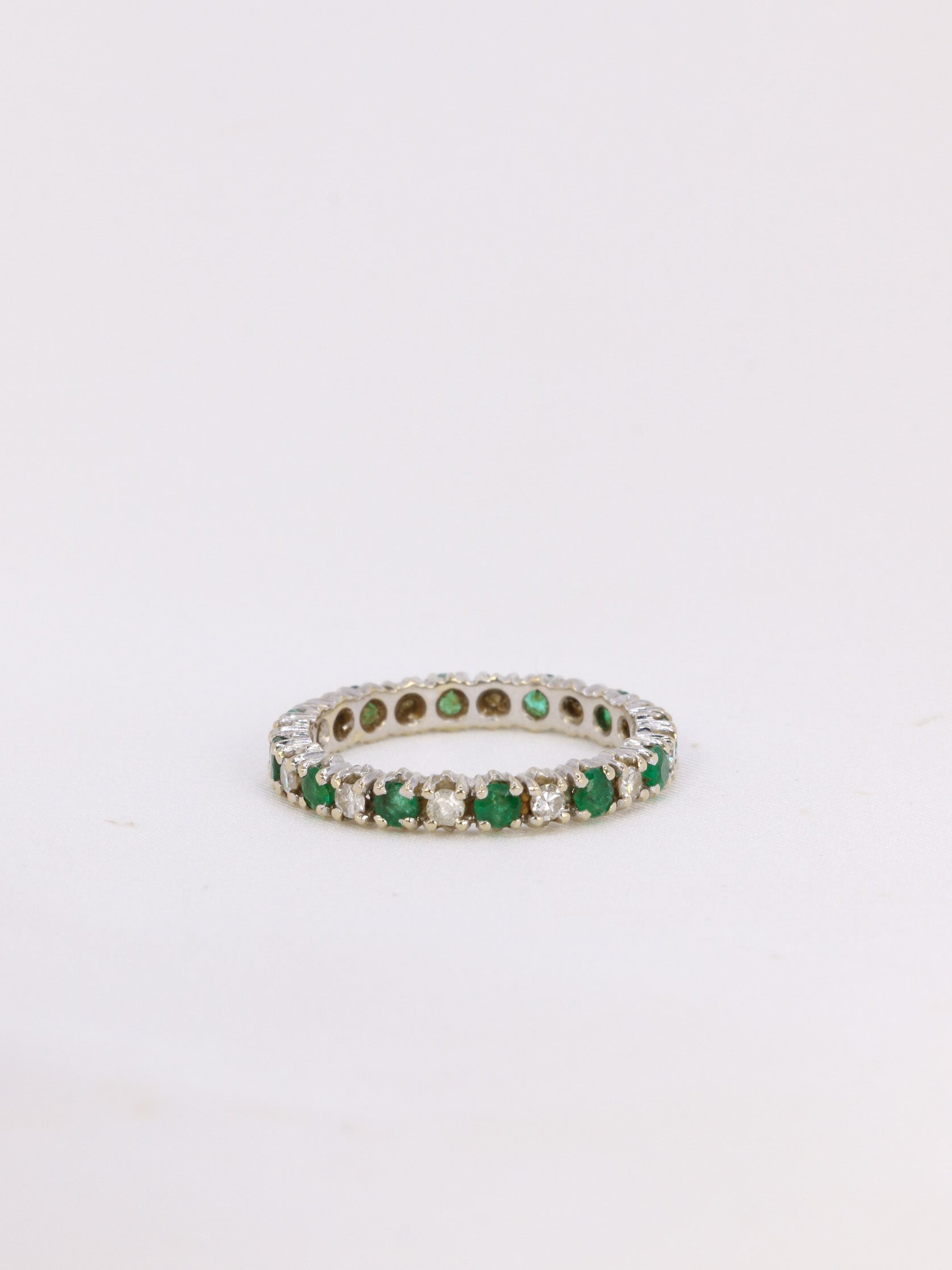 American wedding ring in white gold, diamonds and emeralds