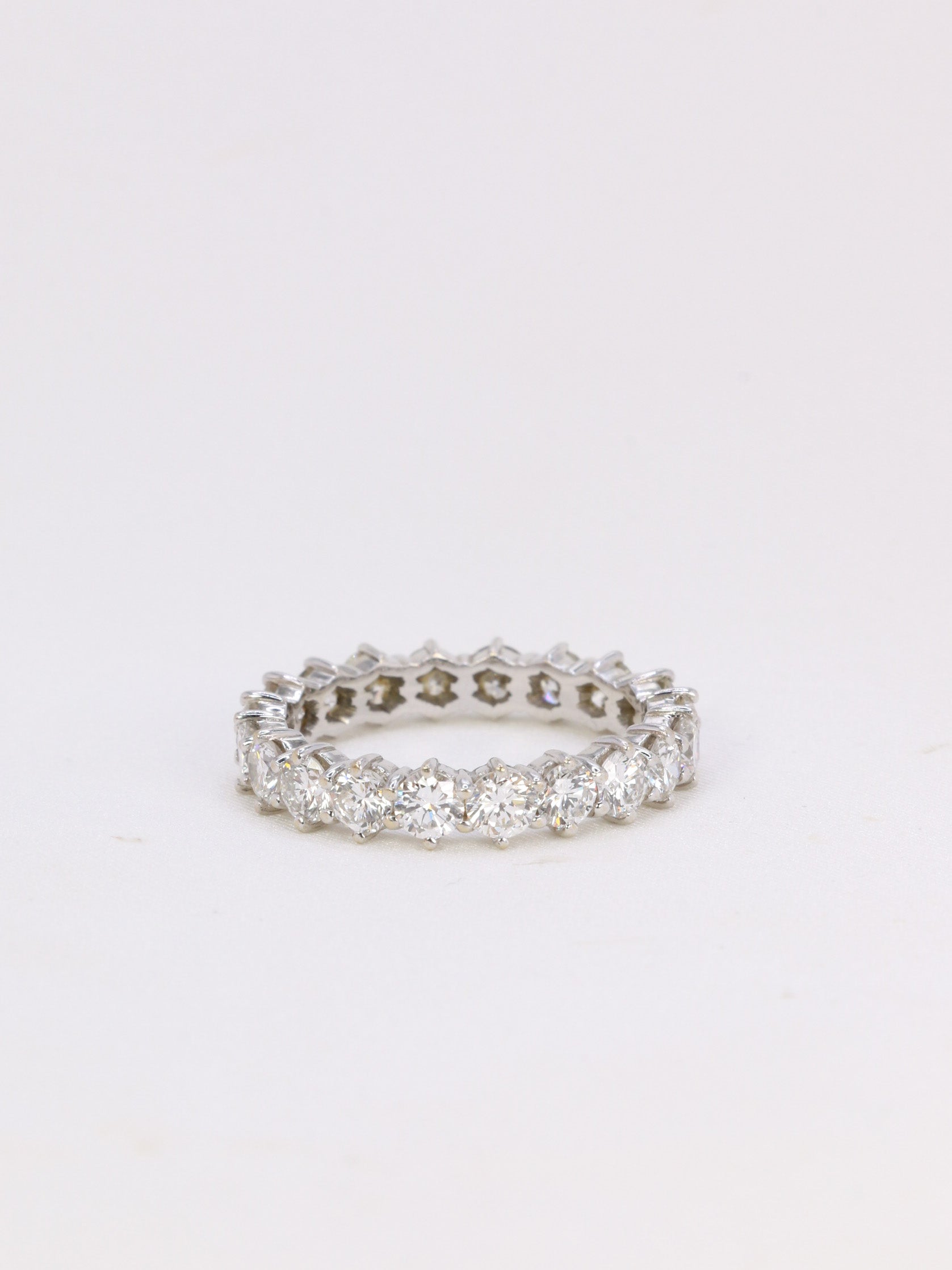 American wedding ring in white gold and 4 ct diamonds