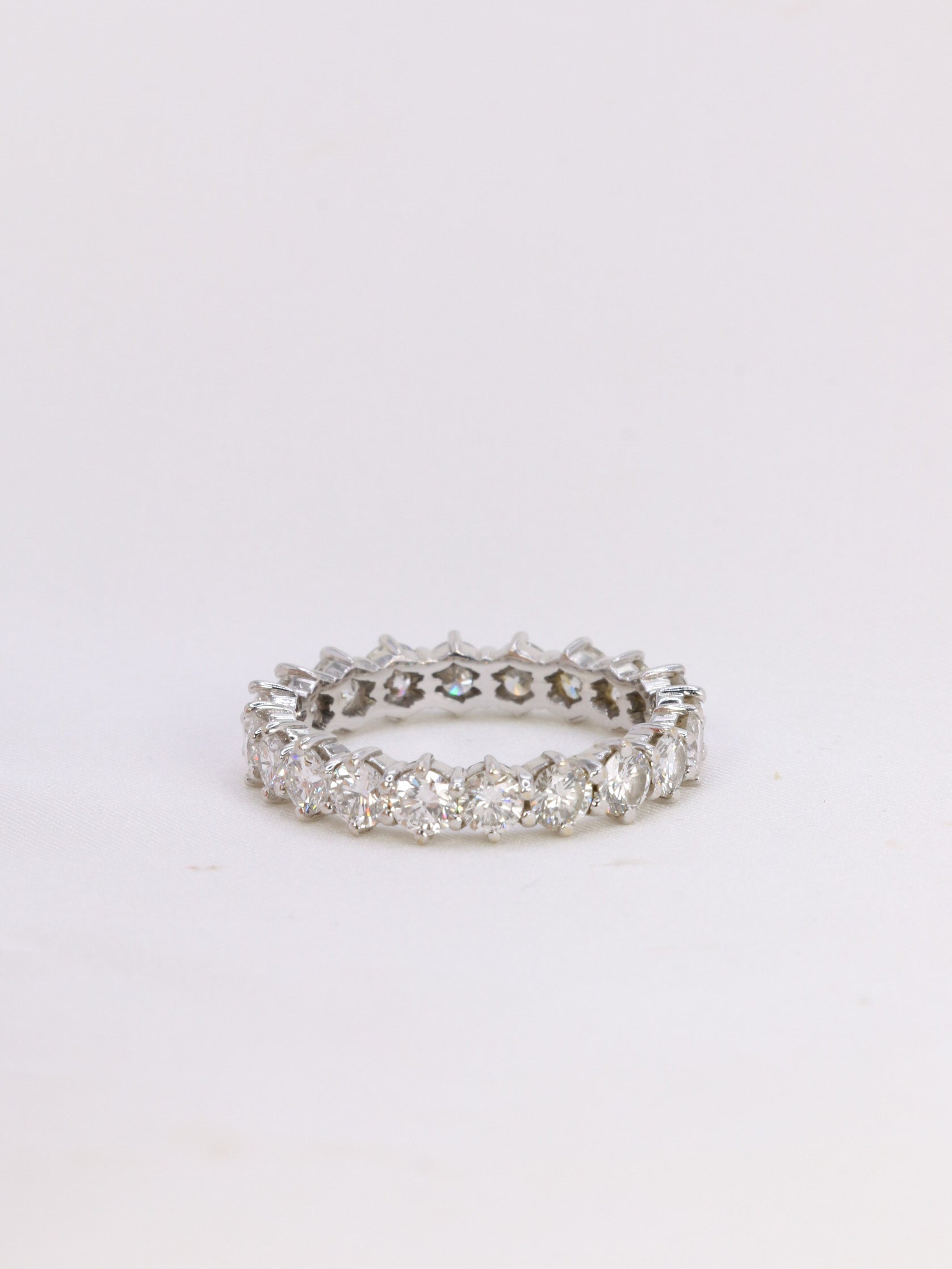 American wedding ring in white gold and 4 ct diamonds