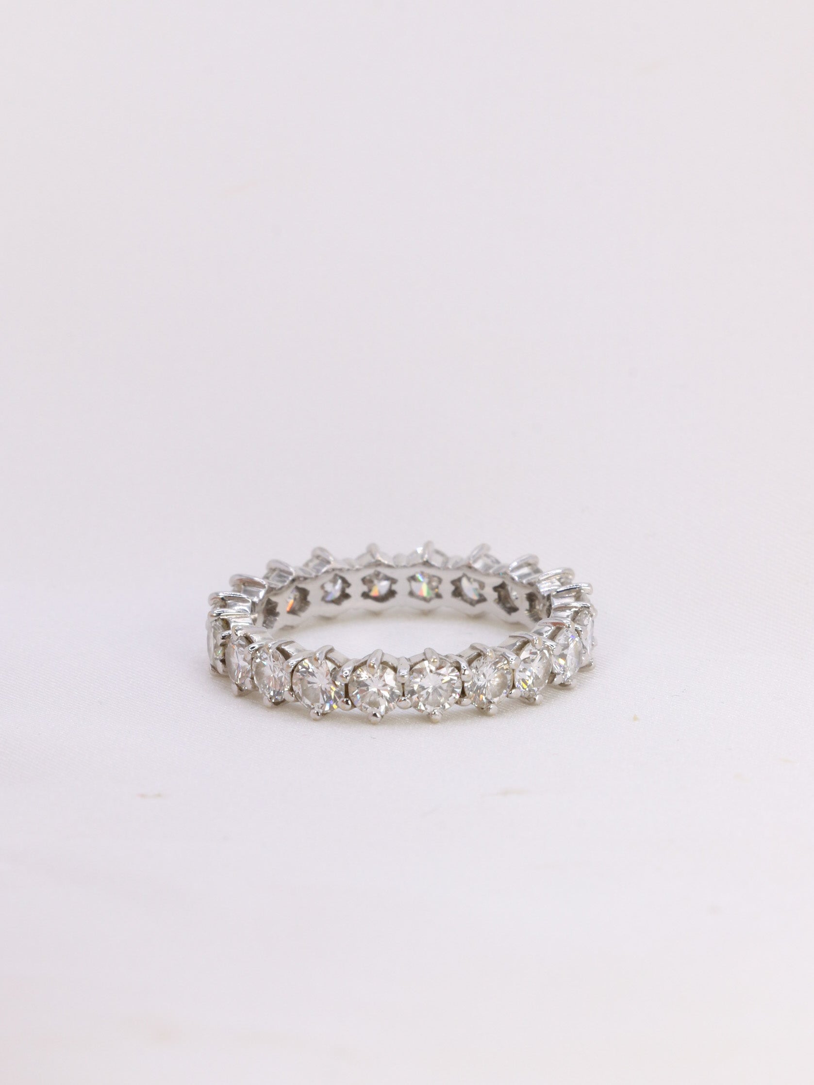 American wedding ring in white gold and 4 ct diamonds