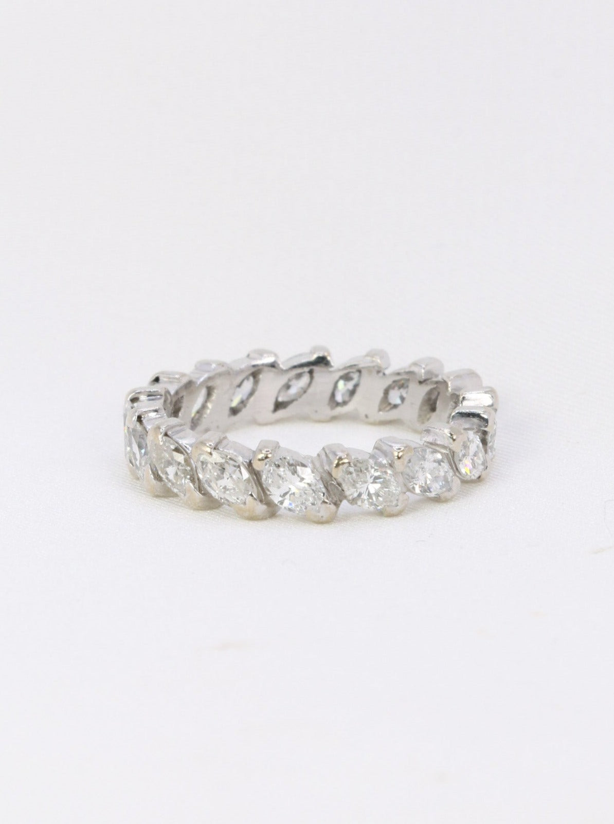 American wedding ring in white gold and 2.55 ct shuttle diamonds