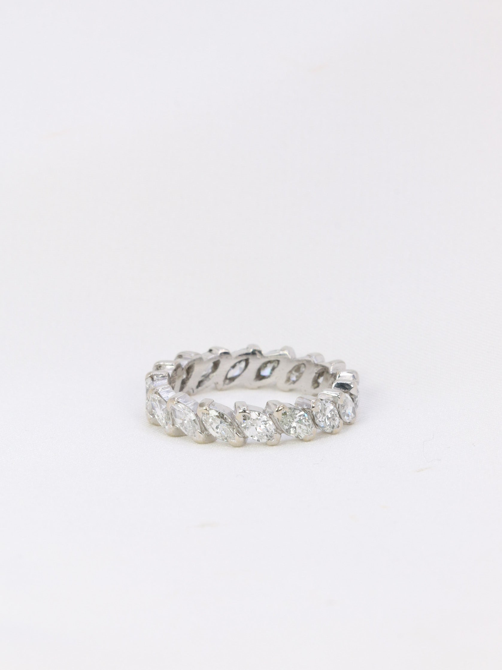 American wedding ring in white gold and 2.55 ct shuttle diamonds